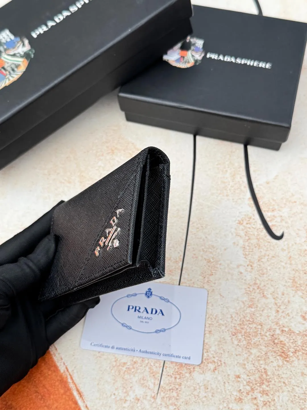 💰120💰PRADA’s popular men’s card holder counter new style, official website synchronization, genuine development, model 2MC122#. Color/picture, real shot 💋Cross-grain cowhide texture is excellent, threaded lining, hardware accessories! Exquisite wiring, even and neat lines, smooth oil edges, size: 11cm long, 6.5cm high
