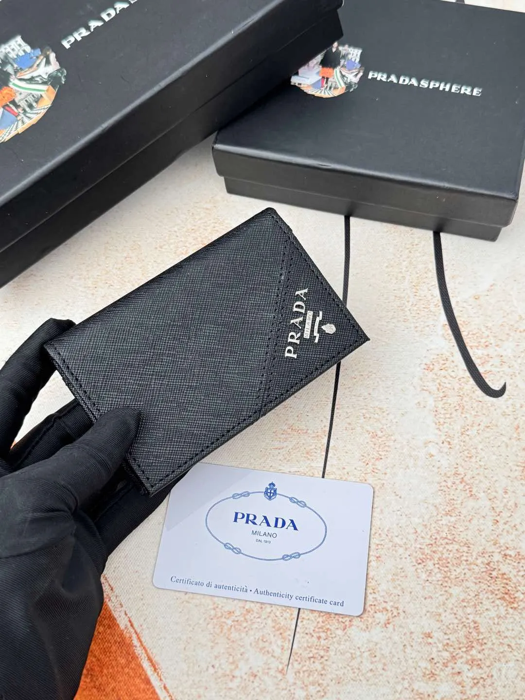 💰120💰PRADA’s popular men’s card holder counter new style, official website synchronization, genuine development, model 2MC122#. Color/picture, real shot 💋Cross-grain cowhide texture is excellent, threaded lining, hardware accessories! Exquisite wiring, even and neat lines, smooth oil edges, size: 11cm long, 6.5cm high