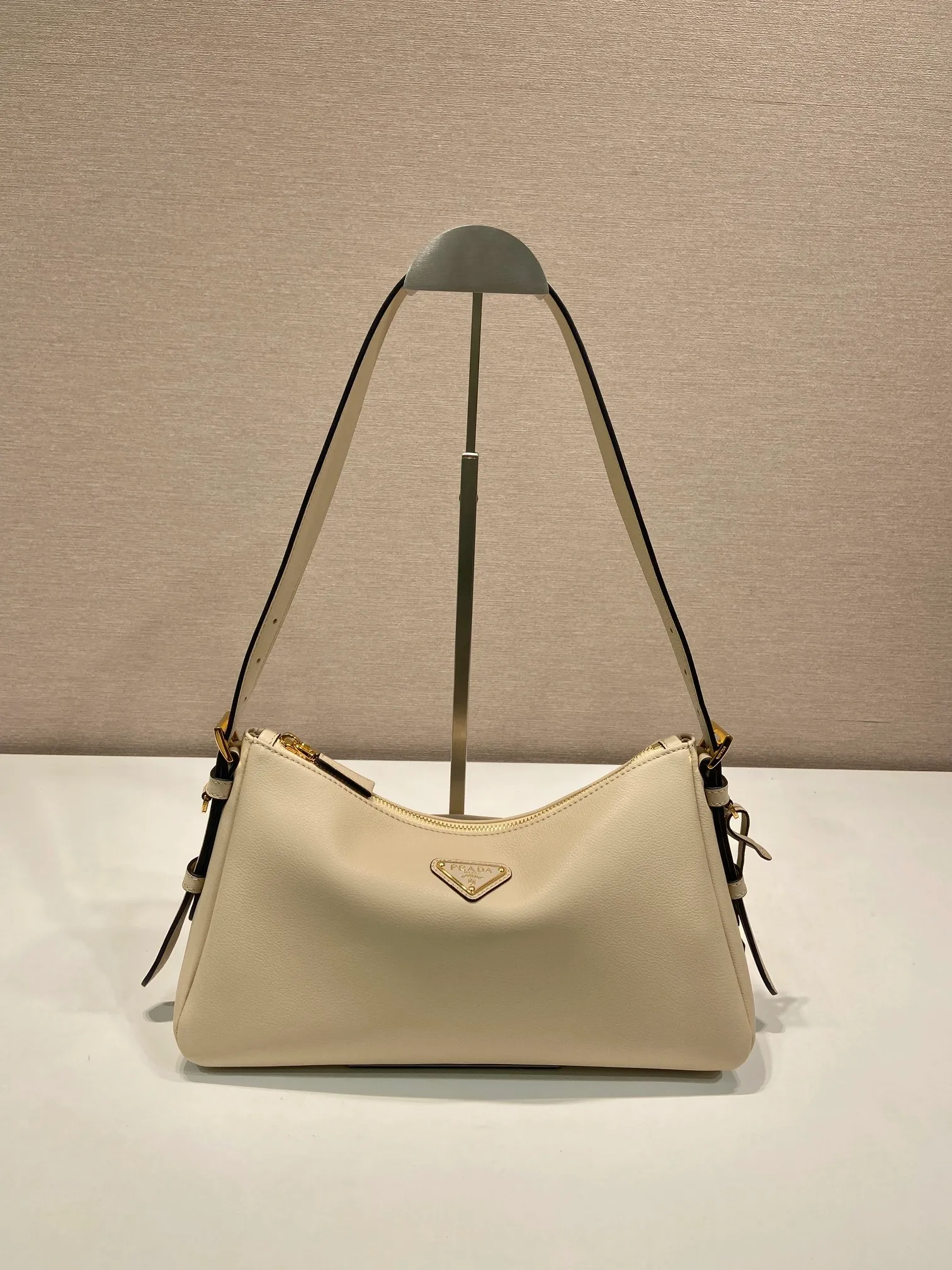 💰1660🎉New Aimee underarm bag🎉1BC229 small🎉🎉 This leather Hobo underarm bag has a simple design and is made of imported calfskin. It has a metal triangular enamel logo on the front and is equipped with a detachable leather shoulder strap. The leather is delicate and soft, practical, lightweight and has a large capacity. 😂😂 High-end and versatile, another fashion hit. Hurry up and get it, it’s so beautiful👏👏 Length 31x Height 18x ​​Bottom 10cm