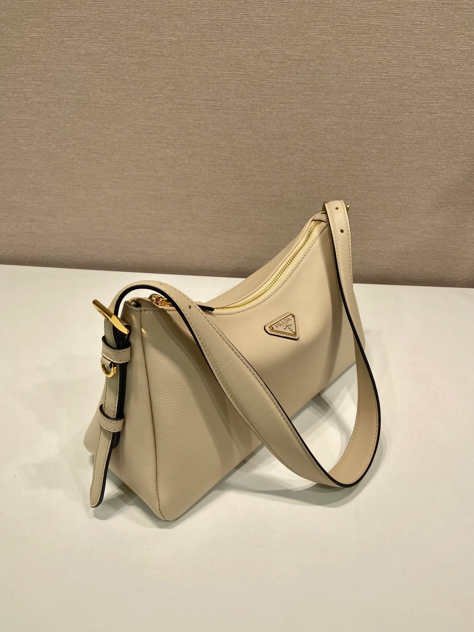 💰1660🎉New Aimee underarm bag🎉1BC229 small🎉🎉 This leather Hobo underarm bag has a simple design and is made of imported calfskin. It has a metal triangular enamel logo on the front and is equipped with a detachable leather shoulder strap. The leather is delicate and soft, practical, lightweight and has a large capacity. 😂😂 High-end and versatile, another fashion hit. Hurry up and get it, it’s so beautiful👏👏 Length 31x Height 18x ​​Bottom 10cm