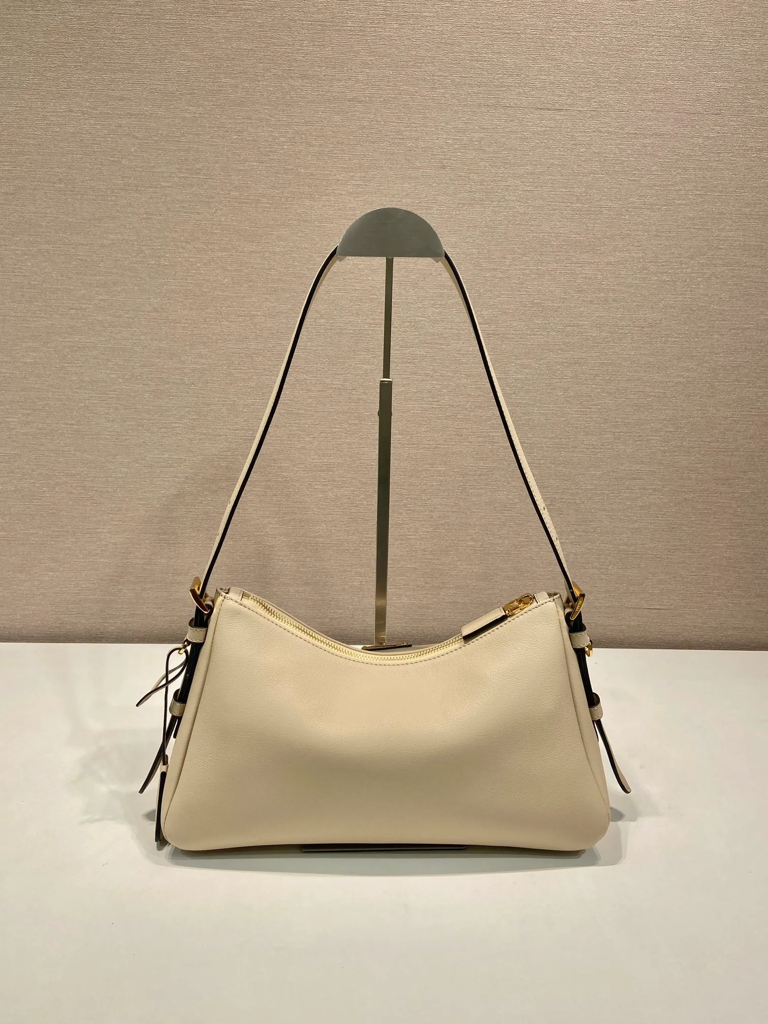 💰1660🎉New Aimee underarm bag🎉1BC229 small🎉🎉 This leather Hobo underarm bag has a simple design and is made of imported calfskin. It has a metal triangular enamel logo on the front and is equipped with a detachable leather shoulder strap. The leather is delicate and soft, practical, lightweight and has a large capacity. 😂😂 High-end and versatile, another fashion hit. Hurry up and get it, it’s so beautiful👏👏 Length 31x Height 18x ​​Bottom 10cm