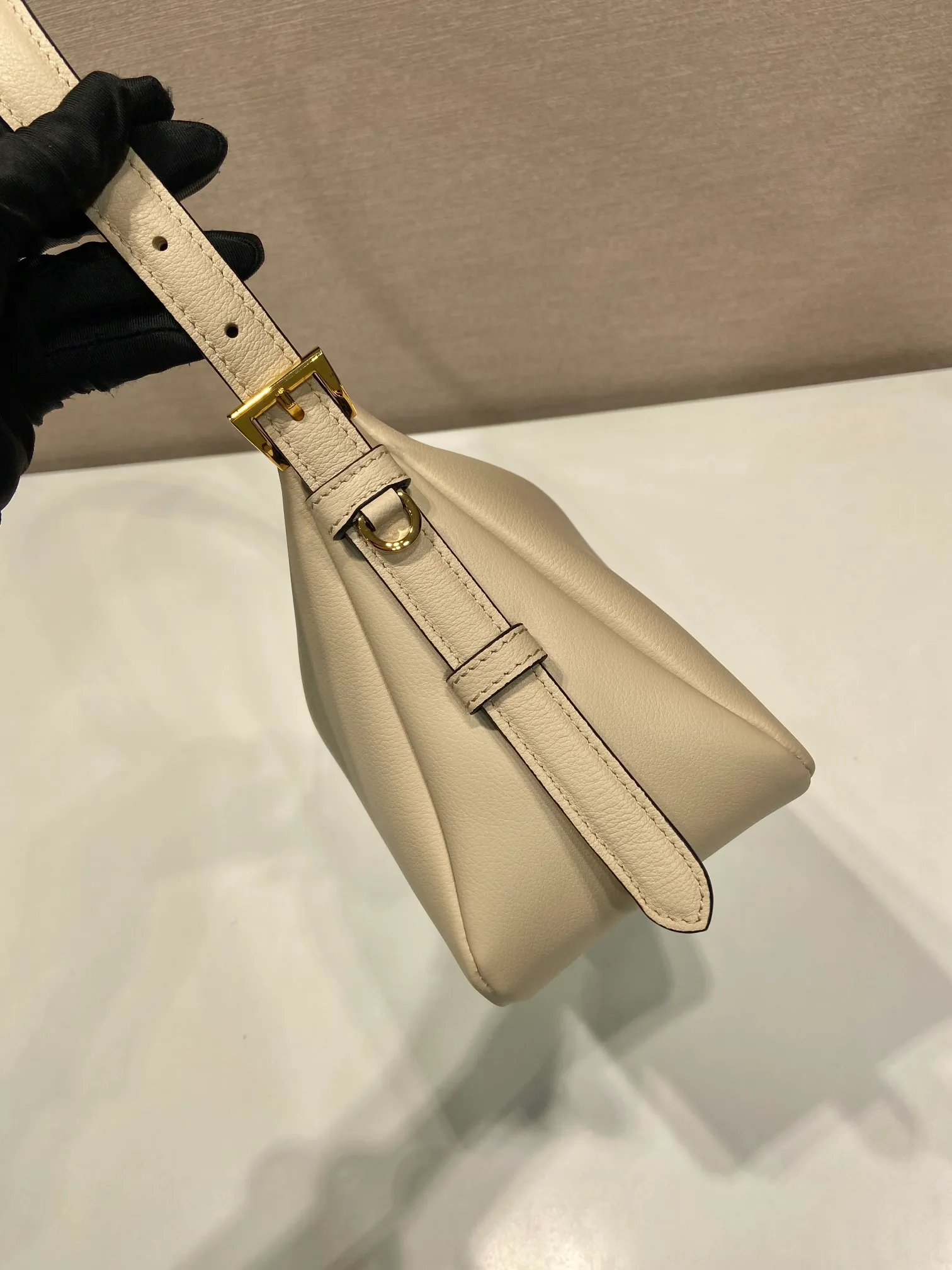 💰1660🎉New Aimee underarm bag🎉1BC229 small🎉🎉 This leather Hobo underarm bag has a simple design and is made of imported calfskin. It has a metal triangular enamel logo on the front and is equipped with a detachable leather shoulder strap. The leather is delicate and soft, practical, lightweight and has a large capacity. 😂😂 High-end and versatile, another fashion hit. Hurry up and get it, it’s so beautiful👏👏 Length 31x Height 18x ​​Bottom 10cm