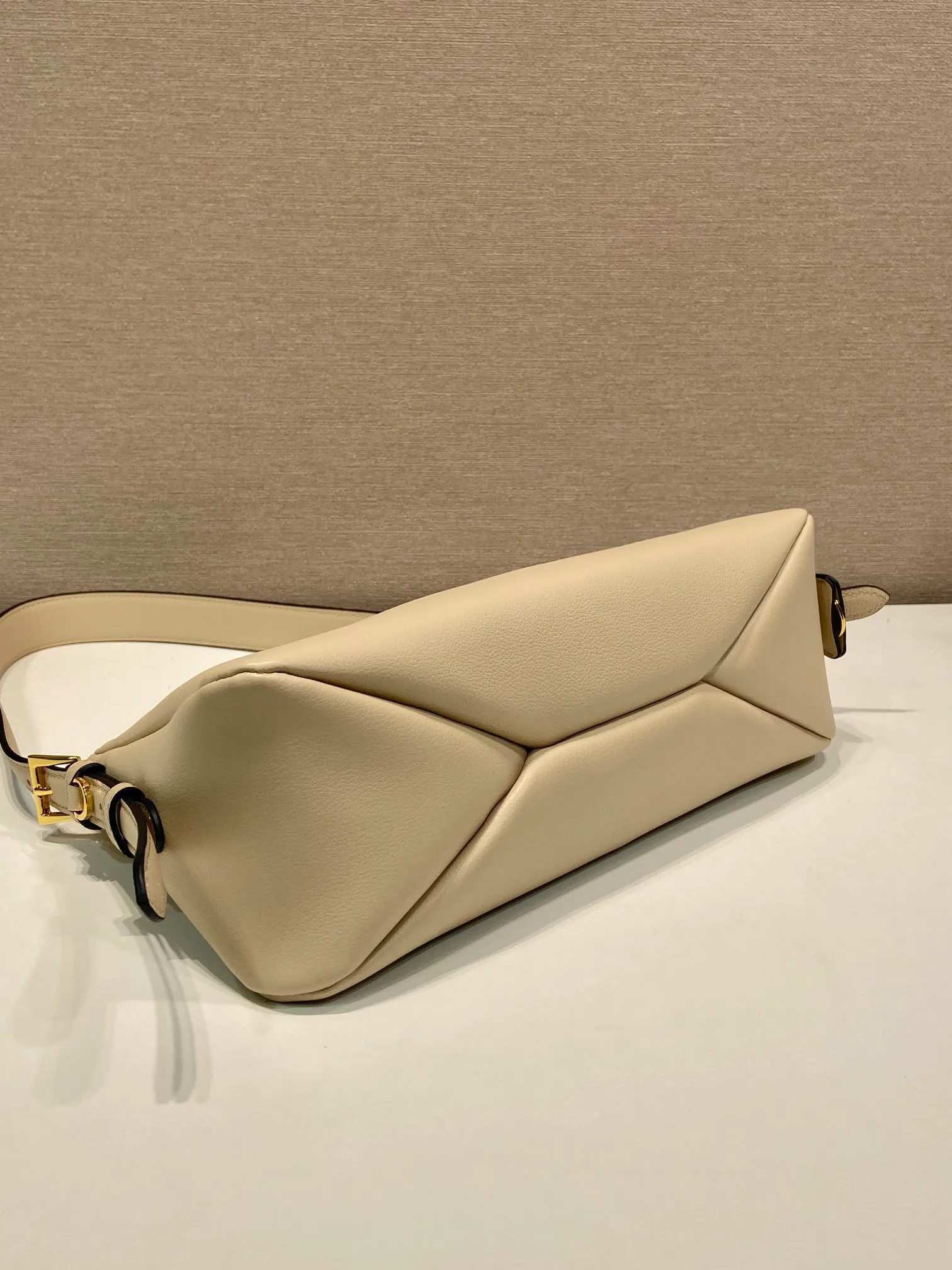 💰1660🎉New Aimee underarm bag🎉1BC229 small🎉🎉 This leather Hobo underarm bag has a simple design and is made of imported calfskin. It has a metal triangular enamel logo on the front and is equipped with a detachable leather shoulder strap. The leather is delicate and soft, practical, lightweight and has a large capacity. 😂😂 High-end and versatile, another fashion hit. Hurry up and get it, it’s so beautiful👏👏 Length 31x Height 18x ​​Bottom 10cm