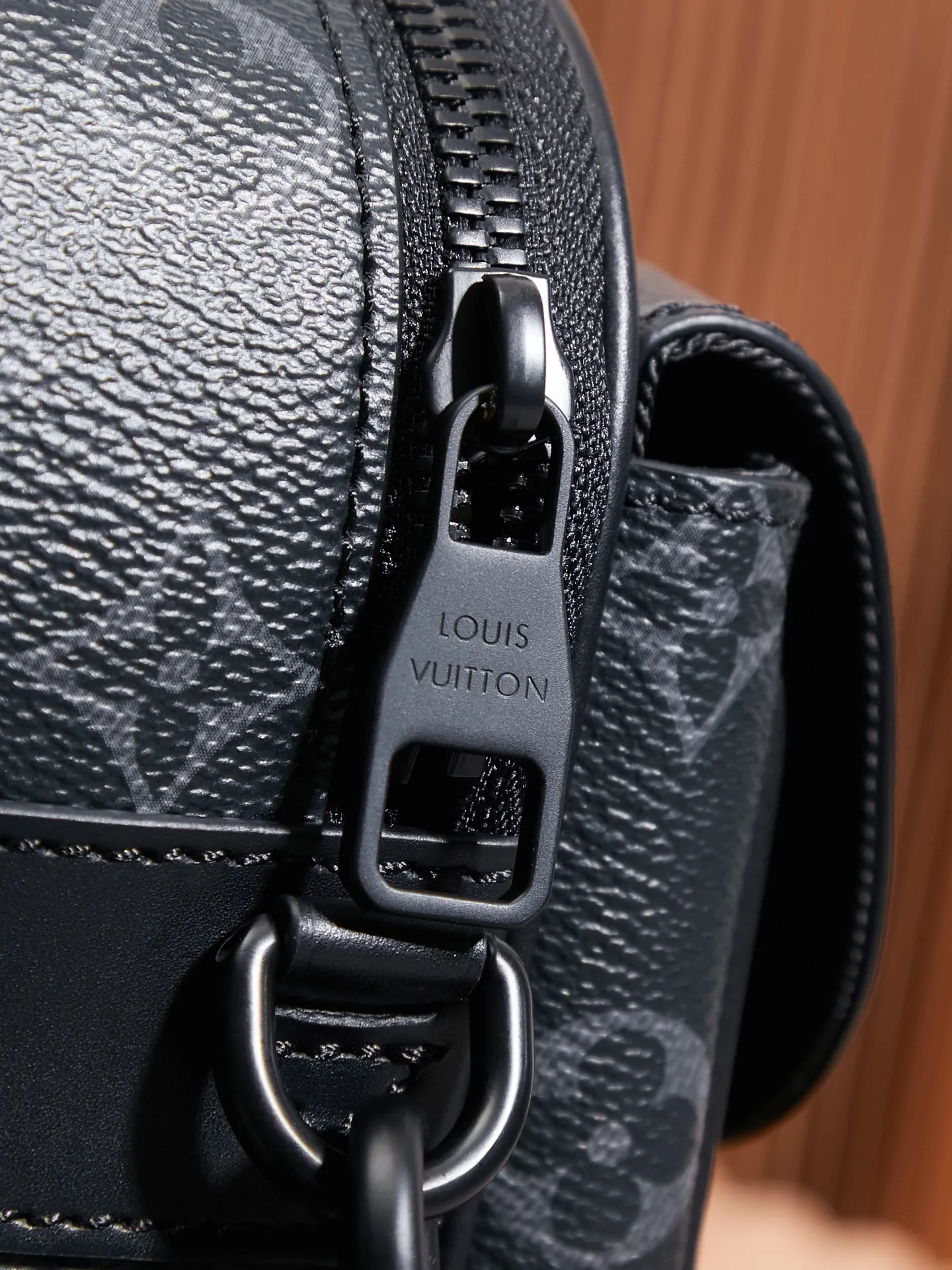 P¥840👉nfc163C01 dynamic chip version👈[Top inspection-free all-steel hardware] 𝐒 𝐋𝐎𝐂𝐊 Messenger bag m45806 black flower French original leather🇫🇷Pure steel hardware Size: 22*18*8cm ☞Every detail is the essence of impeccable