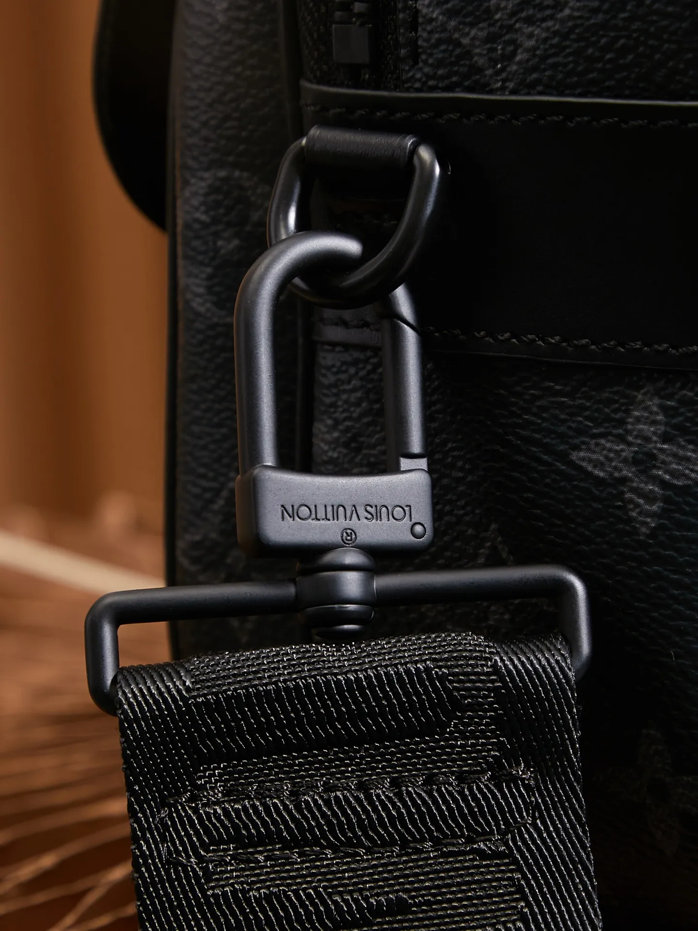P¥840👉nfc163C01 dynamic chip version👈[Top inspection-free all-steel hardware] 𝐒 𝐋𝐎𝐂𝐊 Messenger bag m45806 black flower French original leather🇫🇷Pure steel hardware Size: 22*18*8cm ☞Every detail is the essence of impeccable