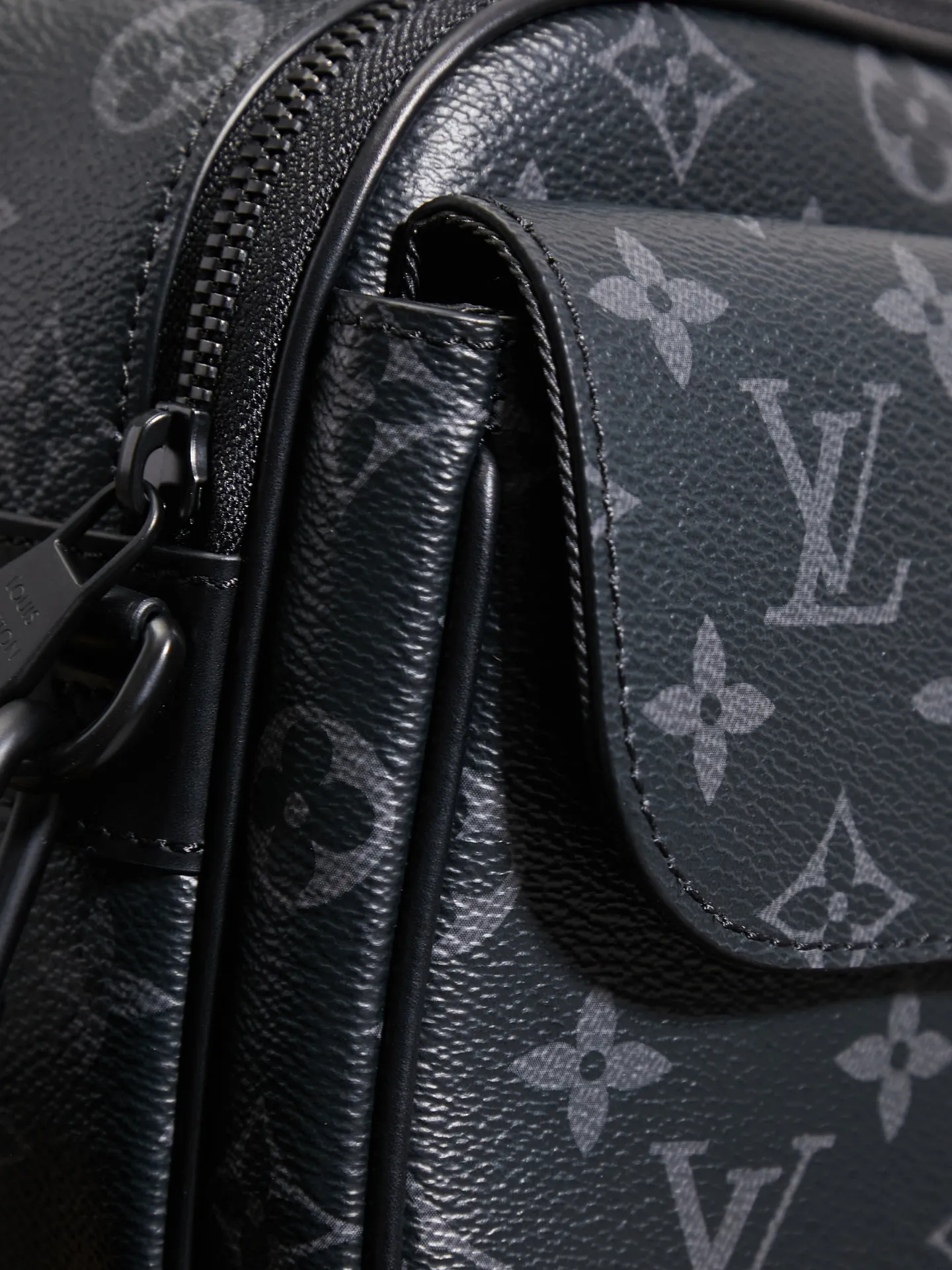 P¥840👉nfc163C01 dynamic chip version👈[Top inspection-free all-steel hardware] 𝐒 𝐋𝐎𝐂𝐊 Messenger bag m45806 black flower French original leather🇫🇷Pure steel hardware Size: 22*18*8cm ☞Every detail is the essence of impeccable