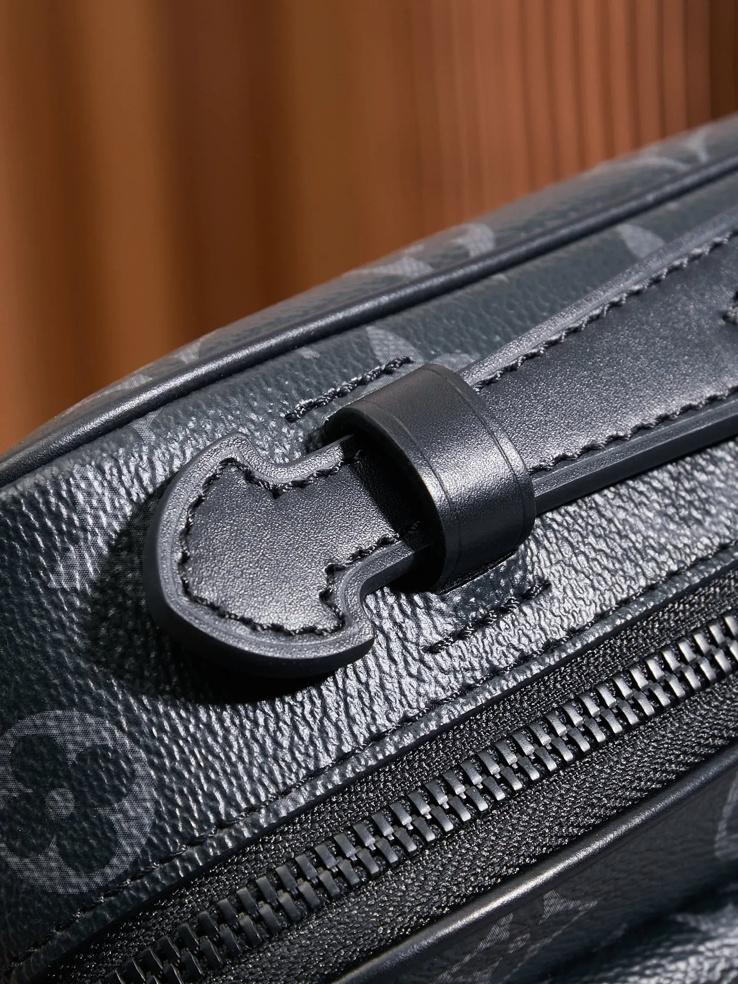 P¥840👉nfc163C01 dynamic chip version👈[Top inspection-free all-steel hardware] 𝐒 𝐋𝐎𝐂𝐊 Messenger bag m45806 black flower French original leather🇫🇷Pure steel hardware Size: 22*18*8cm ☞Every detail is the essence of impeccable