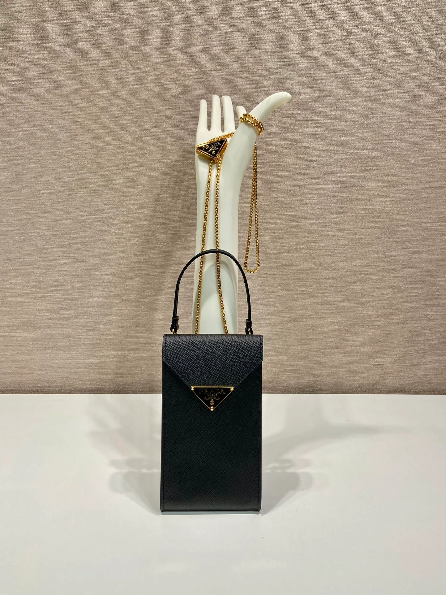 💰920🎉New mobile phone bag 🎉1BP100🎉 This compact minimalist mini handbag features exquisite details, with a lock clasp decorated with an enameled metal triangle logo. 115cm detachable and adjustable chain shoulder strap, can be carried by hand, card slot pocket on the back, the upper body effect is so cute👏Babies; hurry up and get it🎉🎉 Length 10.5x Height 18x ​​Bottom 3cm🎉🎉🎉👏👏👏