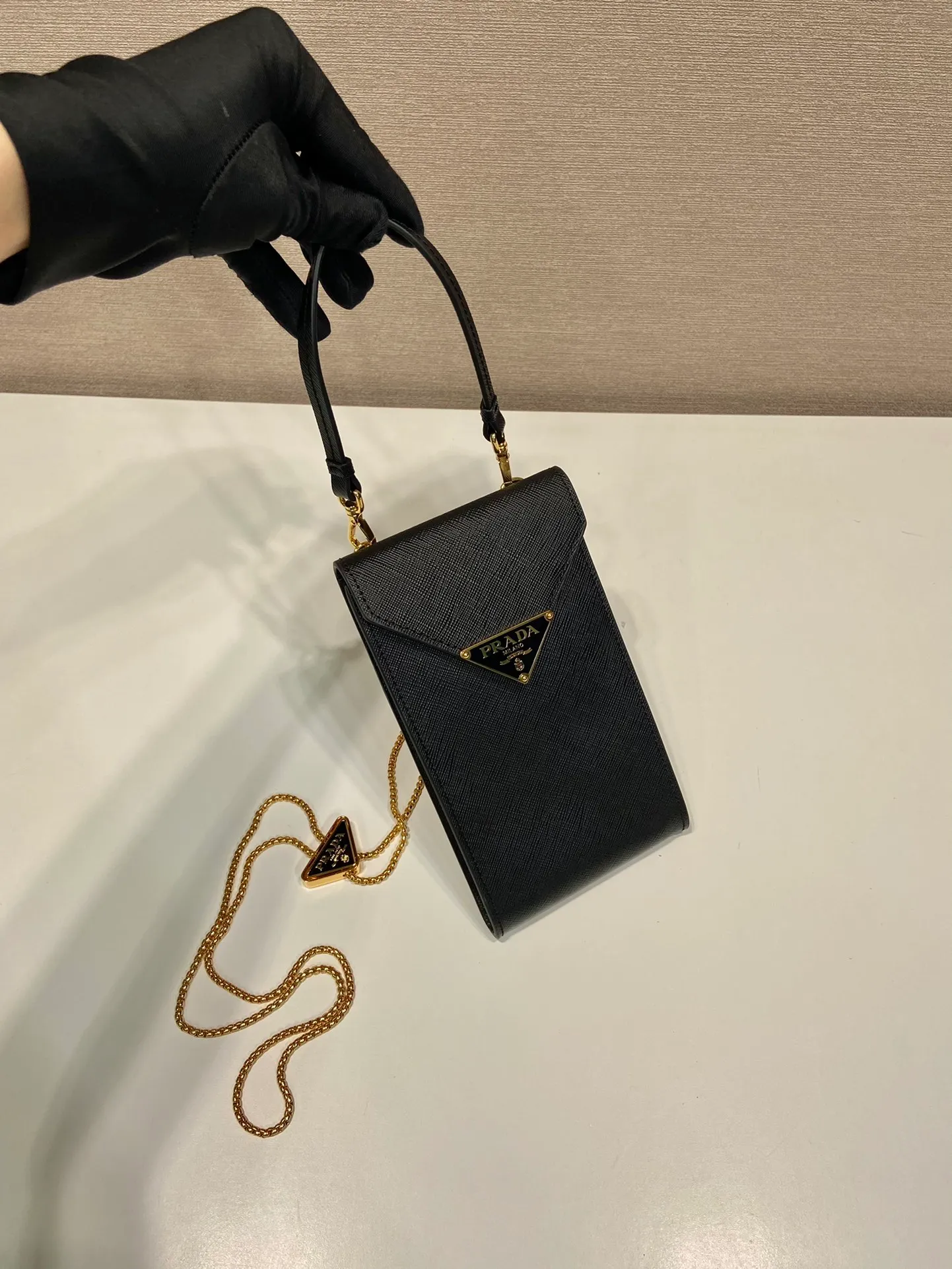 💰920🎉New mobile phone bag 🎉1BP100🎉 This compact minimalist mini handbag features exquisite details, with a lock clasp decorated with an enameled metal triangle logo. 115cm detachable and adjustable chain shoulder strap, can be carried by hand, card slot pocket on the back, the upper body effect is so cute👏Babies; hurry up and get it🎉🎉 Length 10.5x Height 18x ​​Bottom 3cm🎉🎉🎉👏👏👏