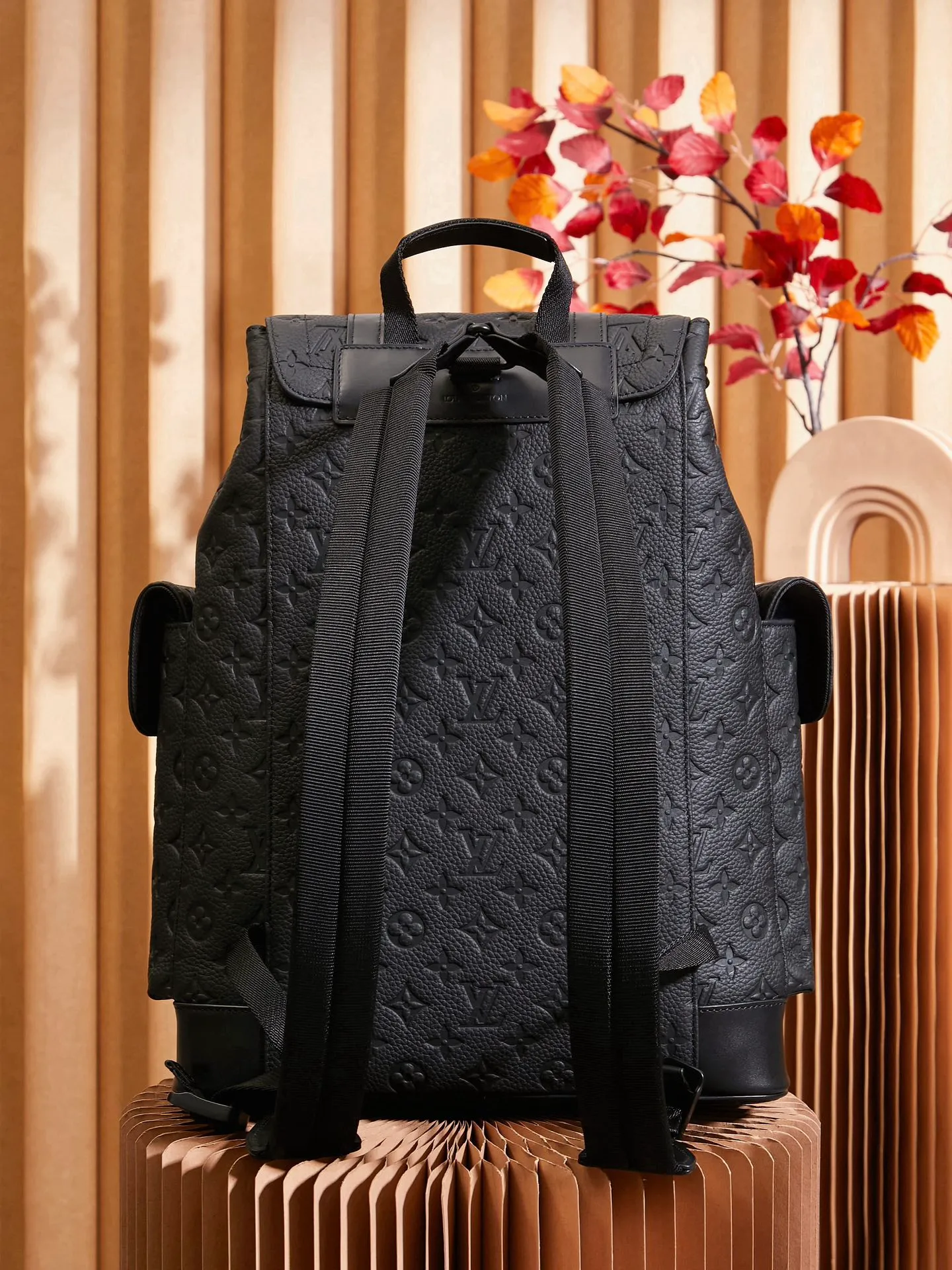 P¥1360👉nfc163C01 dynamic chip version👈【Top inspection-free all-steel hardware】Christopher medium backpack M55699 is made of Taurillon leather with embossed Monogram pattern. It has a moderate capacity and combines outer pockets and functional inner pockets, with leather shoulder straps and matte metal parts. Drawstring and snap closure securely keep your belongings safe. 38 x 44 x 12.5 cm (length x height x width)