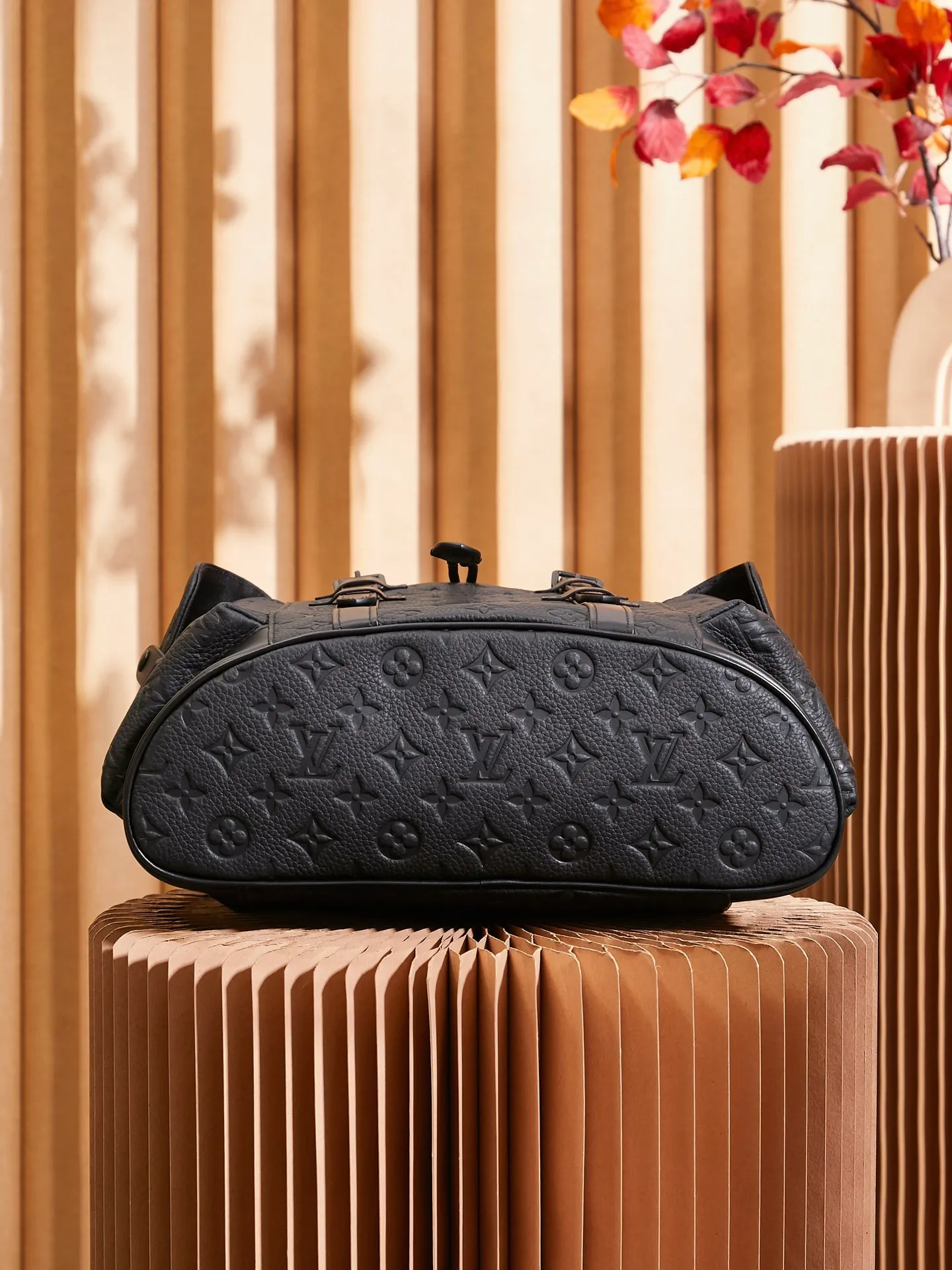 P¥1360👉nfc163C01 dynamic chip version👈【Top inspection-free all-steel hardware】Christopher medium backpack M55699 is made of Taurillon leather with embossed Monogram pattern. It has a moderate capacity and combines outer pockets and functional inner pockets, with leather shoulder straps and matte metal parts. Drawstring and snap closure securely keep your belongings safe. 38 x 44 x 12.5 cm (length x height x width)