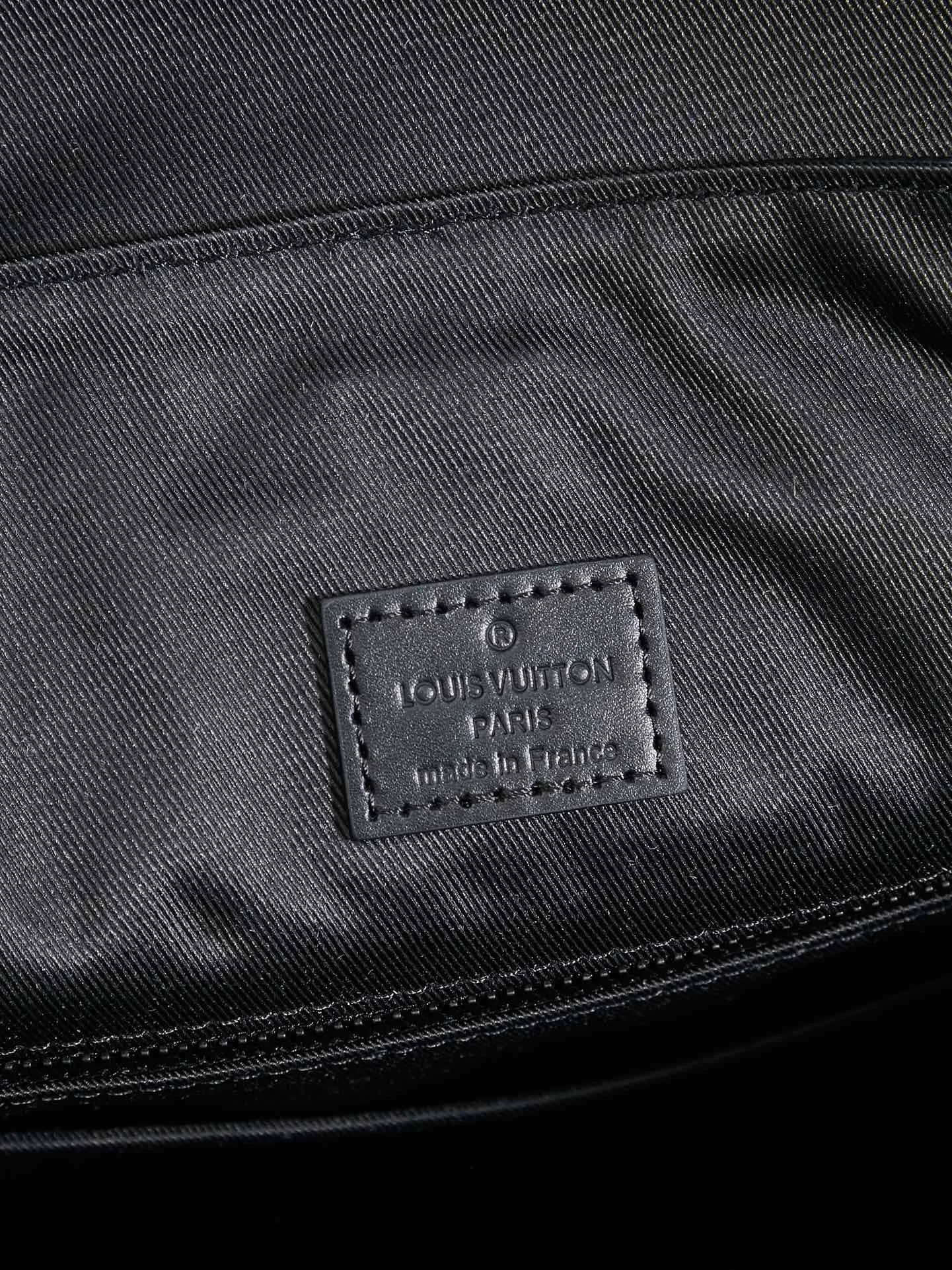 P¥1360👉nfc163C01 dynamic chip version👈【Top inspection-free all-steel hardware】Christopher medium backpack M55699 is made of Taurillon leather with embossed Monogram pattern. It has a moderate capacity and combines outer pockets and functional inner pockets, with leather shoulder straps and matte metal parts. Drawstring and snap closure securely keep your belongings safe. 38 x 44 x 12.5 cm (length x height x width)