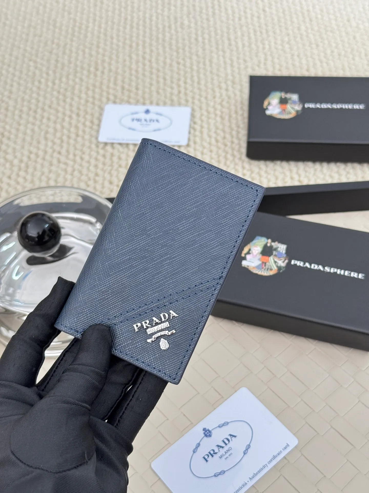 💰120 prada cross pattern unisex card holder, can be placed in pockets, bags, and can be held in hand, made of cross pattern imported calfskin, pocket card holder, can hold change, 6 card slots, simple and elegant fashion trend. Model 2MC101, color as shown in the picture, size 11×7cm,