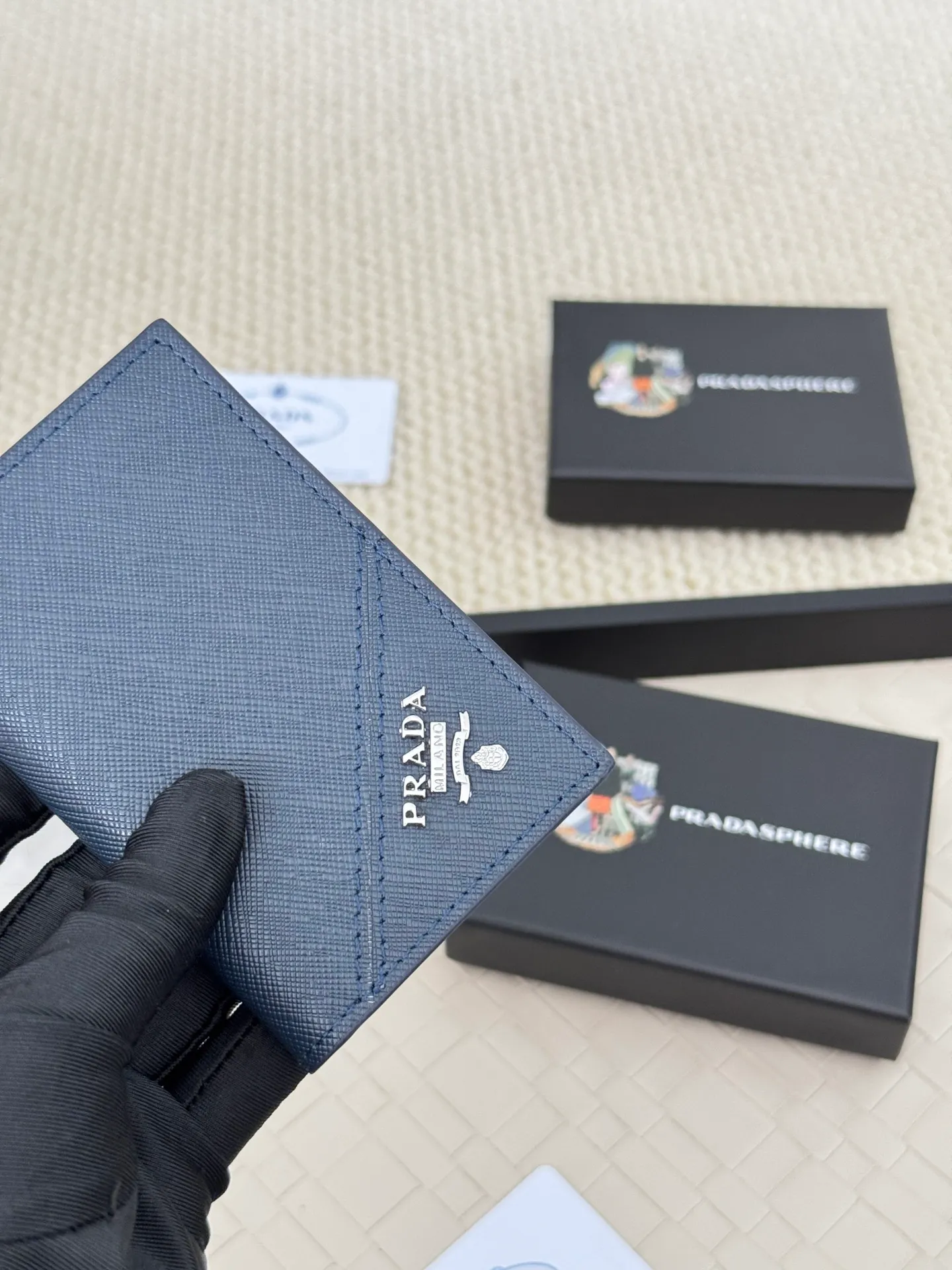 💰120 prada cross pattern unisex card holder, can be placed in pockets, bags, and can be held in hand, made of cross pattern imported calfskin, pocket card holder, can hold change, 6 card slots, simple and elegant fashion trend. Model 2MC101, color as shown in the picture, size 11×7cm,