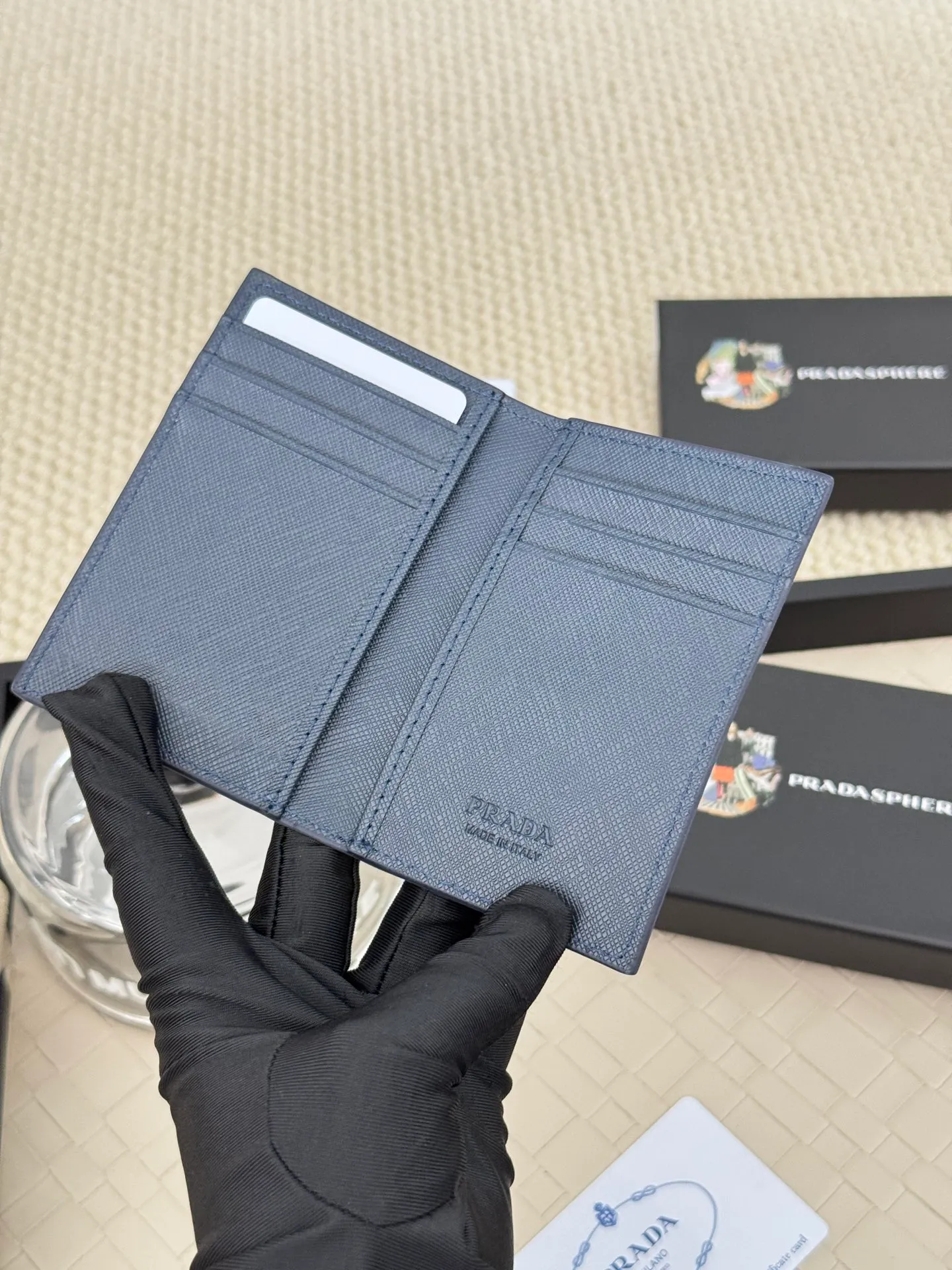 💰120 prada cross pattern unisex card holder, can be placed in pockets, bags, and can be held in hand, made of cross pattern imported calfskin, pocket card holder, can hold change, 6 card slots, simple and elegant fashion trend. Model 2MC101, color as shown in the picture, size 11×7cm,