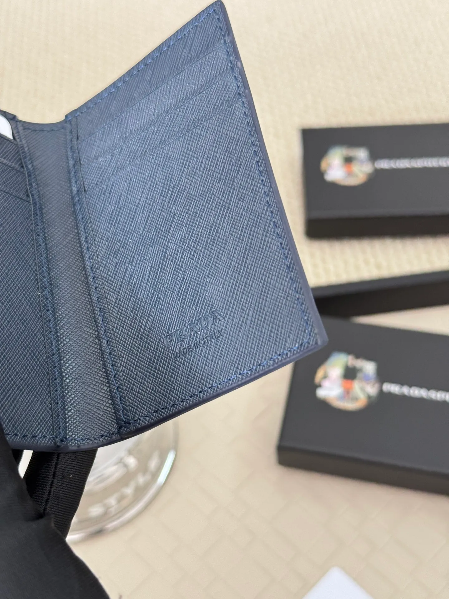 💰120 prada cross pattern unisex card holder, can be placed in pockets, bags, and can be held in hand, made of cross pattern imported calfskin, pocket card holder, can hold change, 6 card slots, simple and elegant fashion trend. Model 2MC101, color as shown in the picture, size 11×7cm,