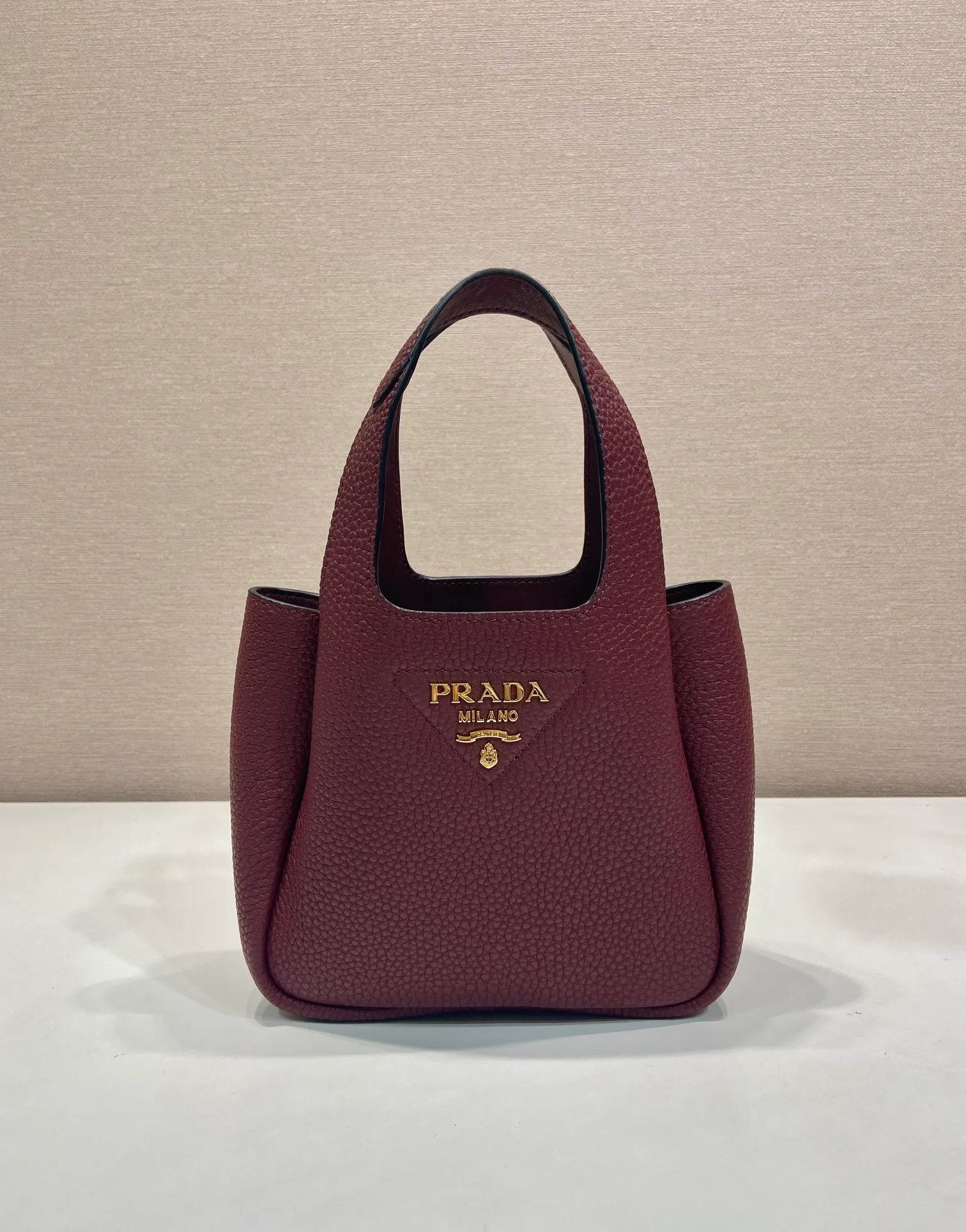 💰1520🎉mini vegetable basket🎉1BA349🎉🎉gold hardware😘😘 This mini vegetable basket is made of imported deerskin pattern, with imported lambskin inside. It has many grids and feels very soft/lightweight. The classic mini is good-looking and easy to use👏👏. The upper body effect is cute and cute. It’s so beautiful. Limited edition/popular model at the counter. Get it now🎉🎉 Length 18x Height 16x Bottom 10cm🎉🎉🎉👏👏👏
