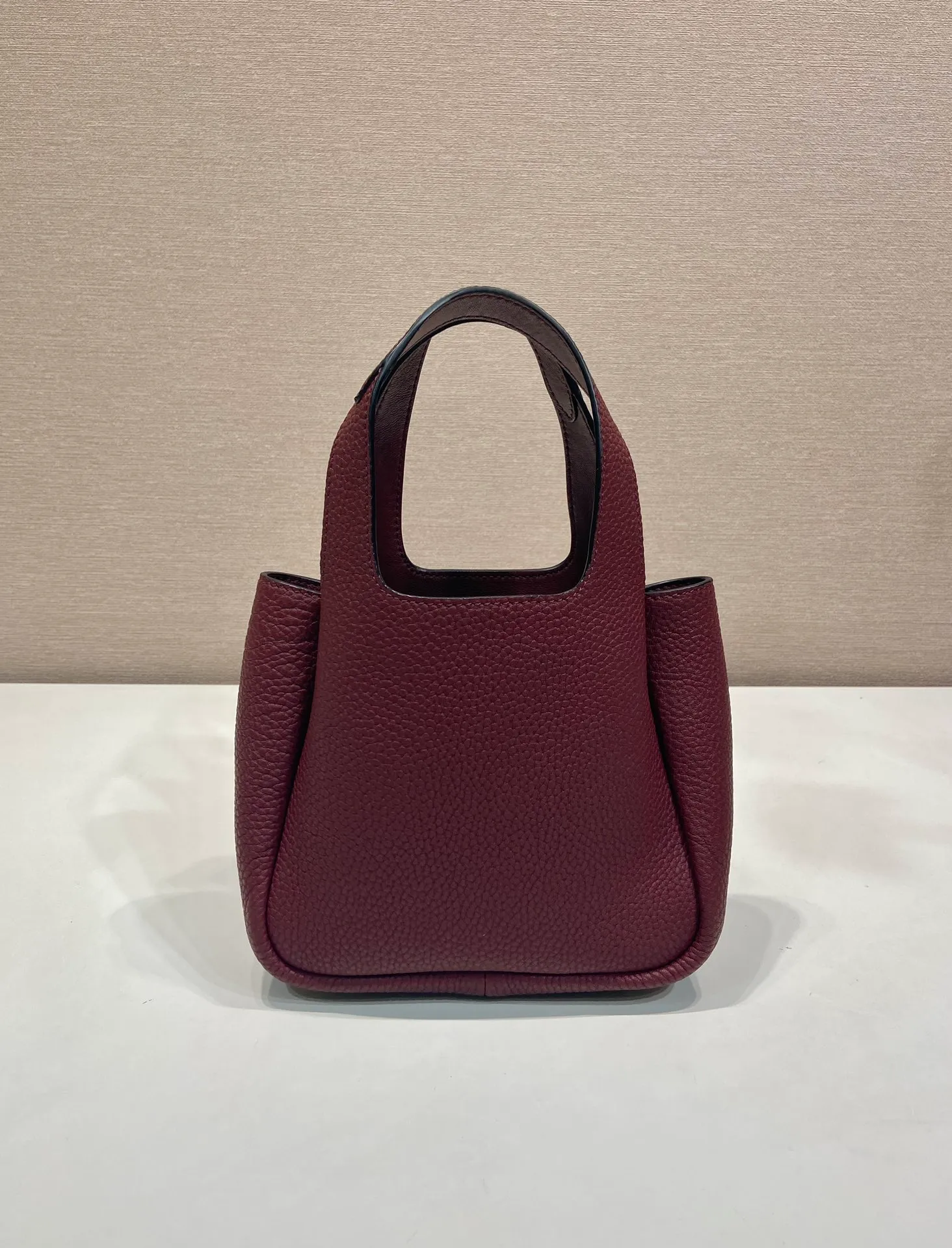 💰1520🎉mini vegetable basket🎉1BA349🎉🎉gold hardware😘😘 This mini vegetable basket is made of imported deerskin pattern, with imported lambskin inside. It has many grids and feels very soft/lightweight. The classic mini is good-looking and easy to use👏👏. The upper body effect is cute and cute. It’s so beautiful. Limited edition/popular model at the counter. Get it now🎉🎉 Length 18x Height 16x Bottom 10cm🎉🎉🎉👏👏👏