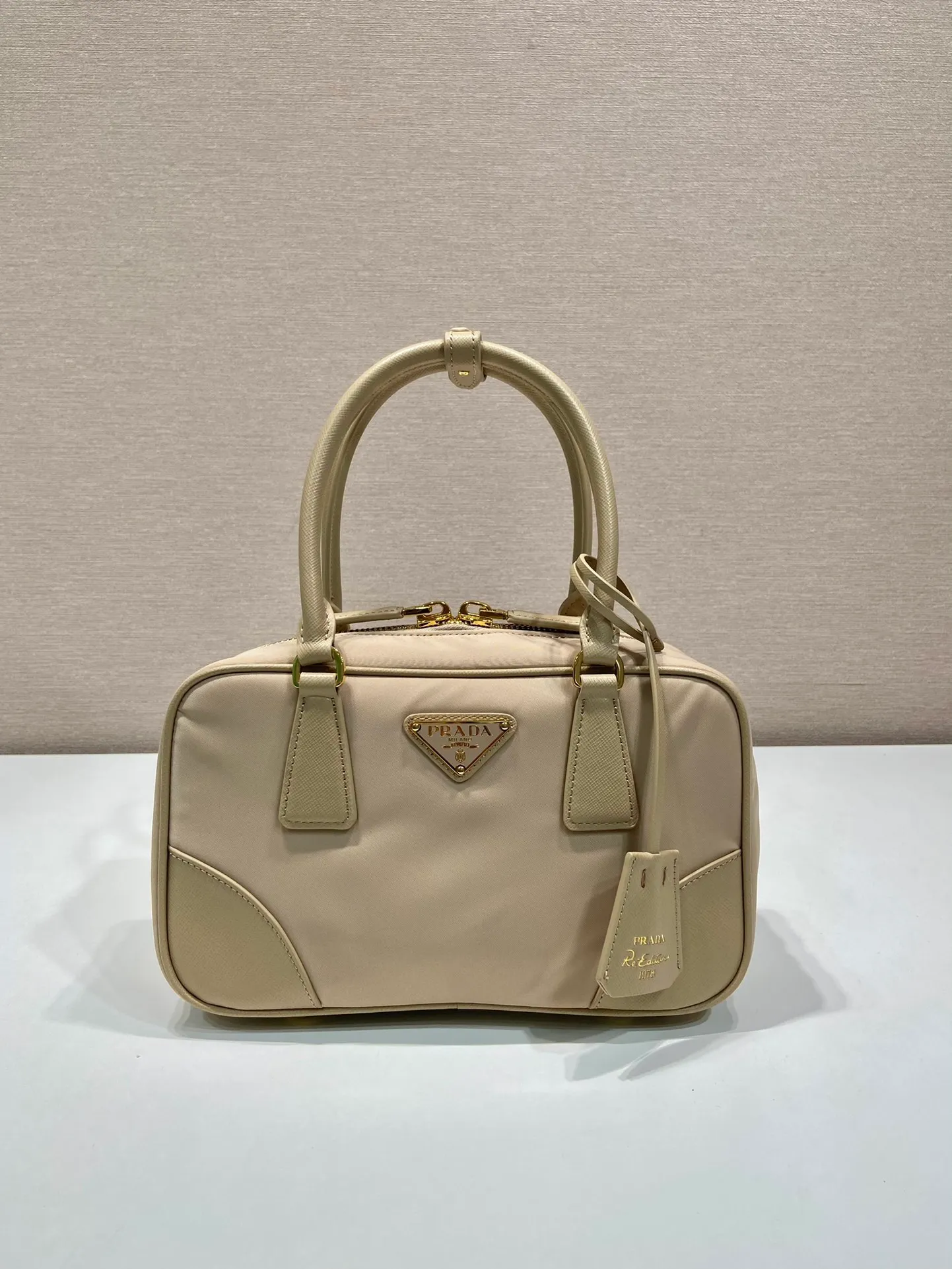 💰1360🎉New second-hand bag🎉1BB121 small🎉🎉 This double handle handbag is made of regenerated nylon, incorporating unique style elements and exquisite Saffiano leather details, completely subverting people's traditional perception of luxury goods. Practical design embellishments and exquisite details add a unique charm. Large capacity, practical and elegant👏Another popular style that will never go out of style🎉🎉 Length 25 height 14.5x bottom 7.5cm👏👏👏🎉🎉🎉
