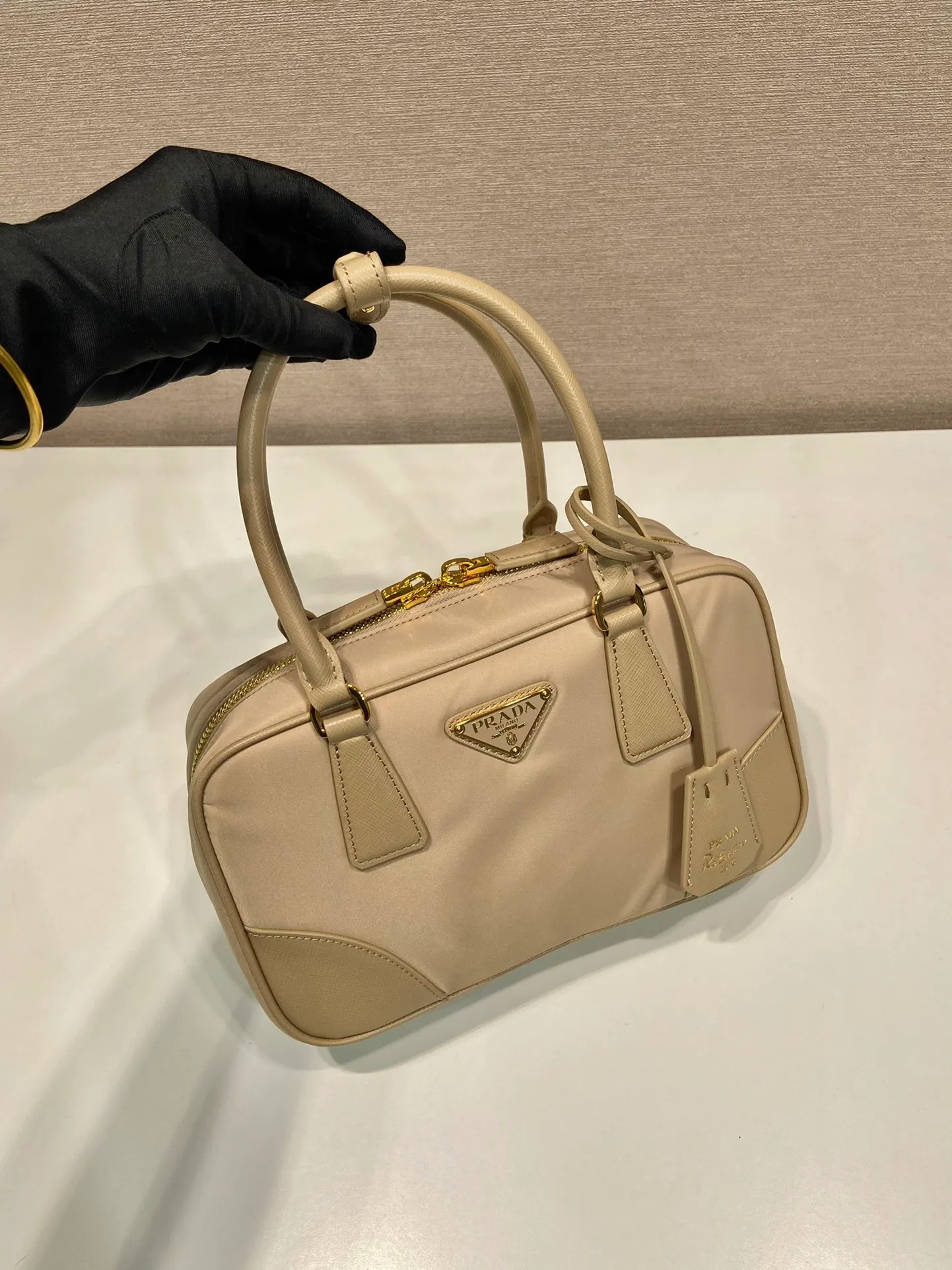 💰1360🎉New second-hand bag🎉1BB121 small🎉🎉 This double handle handbag is made of regenerated nylon, incorporating unique style elements and exquisite Saffiano leather details, completely subverting people's traditional perception of luxury goods. Practical design embellishments and exquisite details add a unique charm. Large capacity, practical and elegant👏Another popular style that will never go out of style🎉🎉 Length 25 height 14.5x bottom 7.5cm👏👏👏🎉🎉🎉