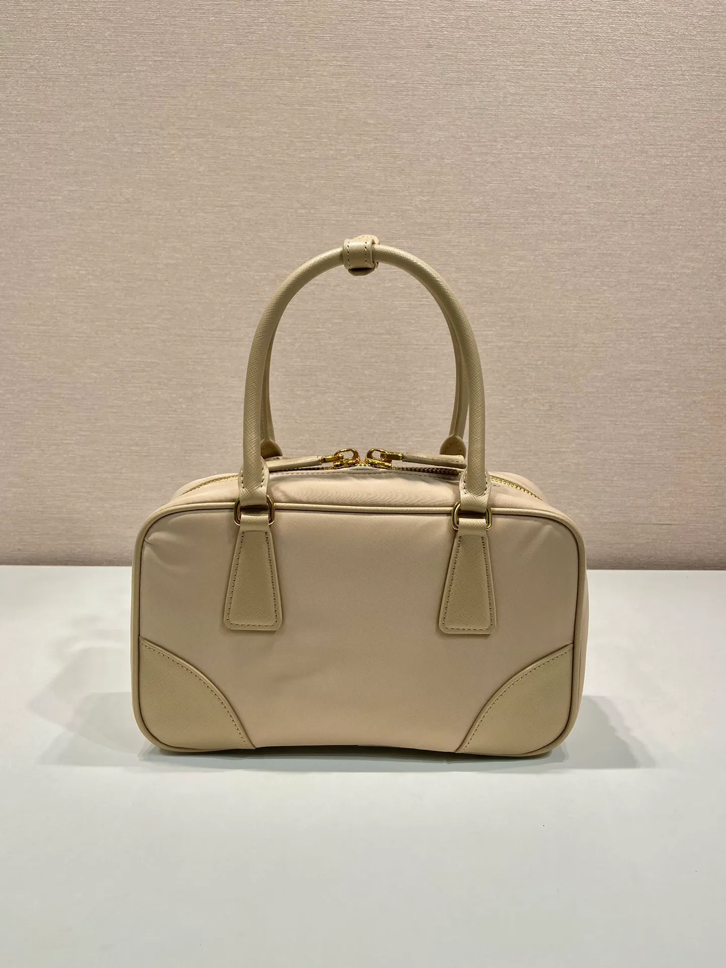 💰1360🎉New second-hand bag🎉1BB121 small🎉🎉 This double handle handbag is made of regenerated nylon, incorporating unique style elements and exquisite Saffiano leather details, completely subverting people's traditional perception of luxury goods. Practical design embellishments and exquisite details add a unique charm. Large capacity, practical and elegant👏Another popular style that will never go out of style🎉🎉 Length 25 height 14.5x bottom 7.5cm👏👏👏🎉🎉🎉