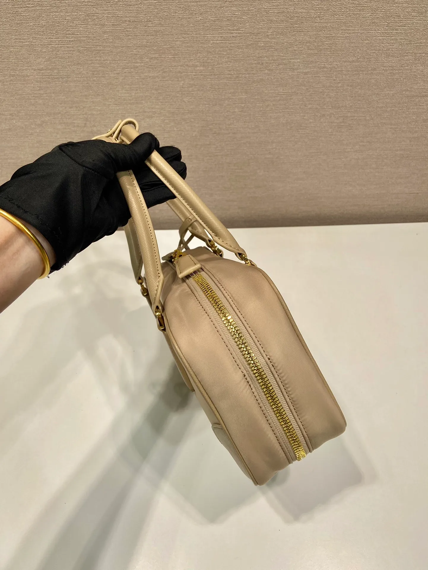 💰1360🎉New second-hand bag🎉1BB121 small🎉🎉 This double handle handbag is made of regenerated nylon, incorporating unique style elements and exquisite Saffiano leather details, completely subverting people's traditional perception of luxury goods. Practical design embellishments and exquisite details add a unique charm. Large capacity, practical and elegant👏Another popular style that will never go out of style🎉🎉 Length 25 height 14.5x bottom 7.5cm👏👏👏🎉🎉🎉