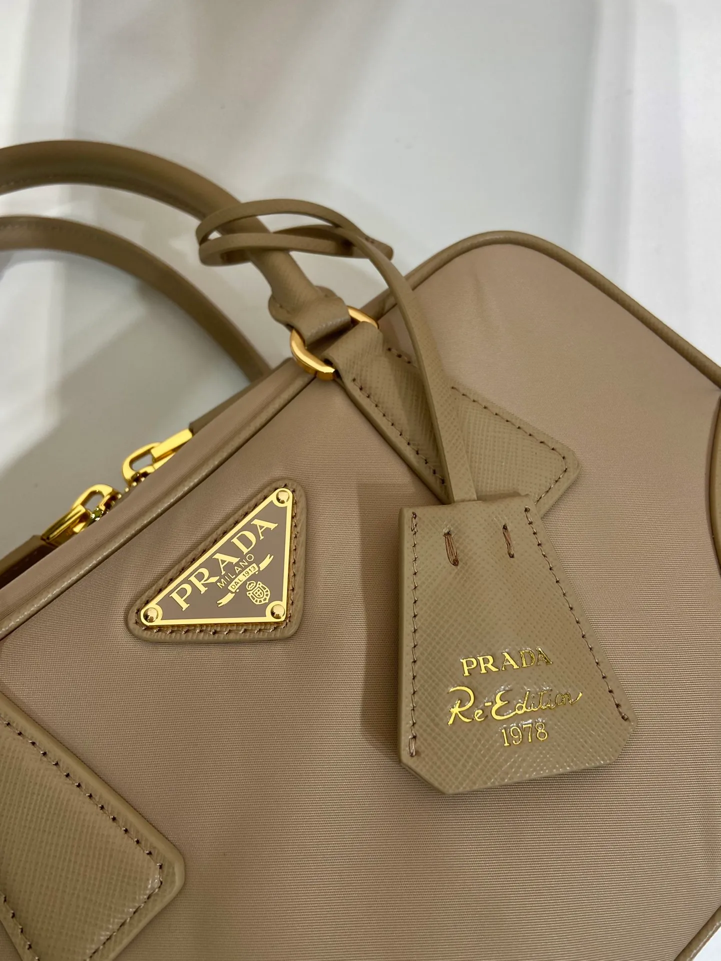 💰1360🎉New second-hand bag🎉1BB121 small🎉🎉 This double handle handbag is made of regenerated nylon, incorporating unique style elements and exquisite Saffiano leather details, completely subverting people's traditional perception of luxury goods. Practical design embellishments and exquisite details add a unique charm. Large capacity, practical and elegant👏Another popular style that will never go out of style🎉🎉 Length 25 height 14.5x bottom 7.5cm👏👏👏🎉🎉🎉