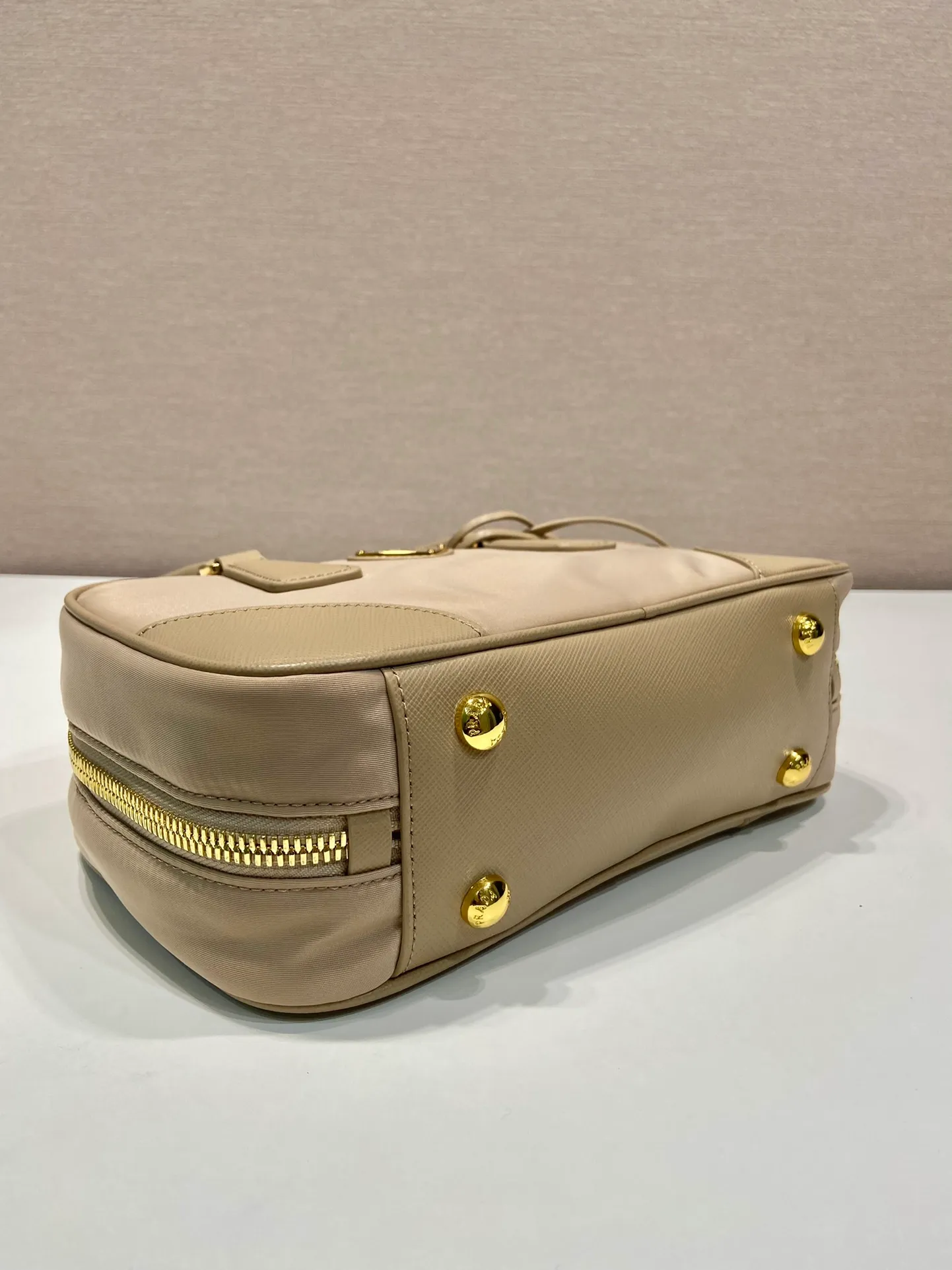 💰1360🎉New second-hand bag🎉1BB121 small🎉🎉 This double handle handbag is made of regenerated nylon, incorporating unique style elements and exquisite Saffiano leather details, completely subverting people's traditional perception of luxury goods. Practical design embellishments and exquisite details add a unique charm. Large capacity, practical and elegant👏Another popular style that will never go out of style🎉🎉 Length 25 height 14.5x bottom 7.5cm👏👏👏🎉🎉🎉