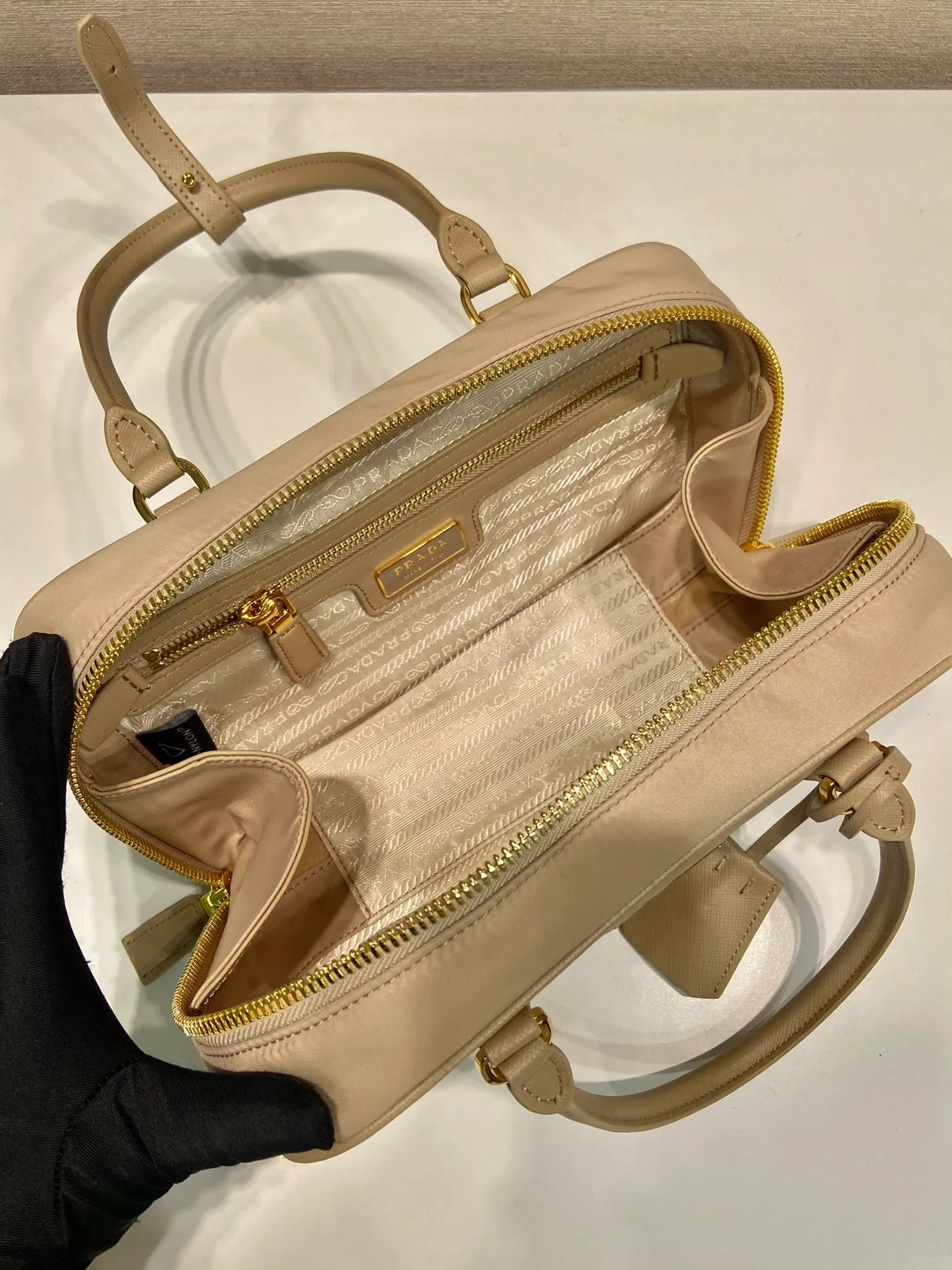 💰1360🎉New second-hand bag🎉1BB121 small🎉🎉 This double handle handbag is made of regenerated nylon, incorporating unique style elements and exquisite Saffiano leather details, completely subverting people's traditional perception of luxury goods. Practical design embellishments and exquisite details add a unique charm. Large capacity, practical and elegant👏Another popular style that will never go out of style🎉🎉 Length 25 height 14.5x bottom 7.5cm👏👏👏🎉🎉🎉