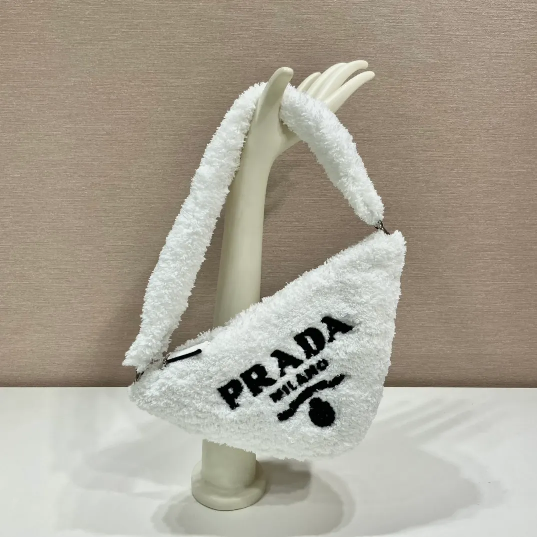 💰900🎉Plush triangle bag🎉1NE043 new model🎉🎉 This triangle bag is a soft terry fabric mini handbag that exudes summer style. Smart color contrasts meet interesting design styles, reinterpreting the traditional style of the P family and giving it a completely new look. An embroidered lettering logo adorns the front, showcasing the brand's signature elements. The upper body effect is very cool😎, hurry up and get it🎉🎉 Length 26x Height 16x Bottom 5cm