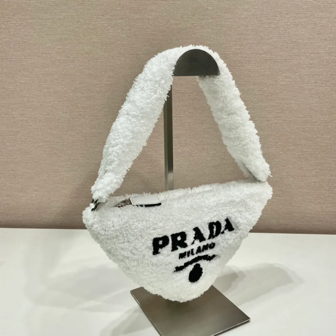 💰900🎉Plush triangle bag🎉1NE043 new model🎉🎉 This triangle bag is a soft terry fabric mini handbag that exudes summer style. Smart color contrasts meet interesting design styles, reinterpreting the traditional style of the P family and giving it a completely new look. An embroidered lettering logo adorns the front, showcasing the brand's signature elements. The upper body effect is very cool😎, hurry up and get it🎉🎉 Length 26x Height 16x Bottom 5cm