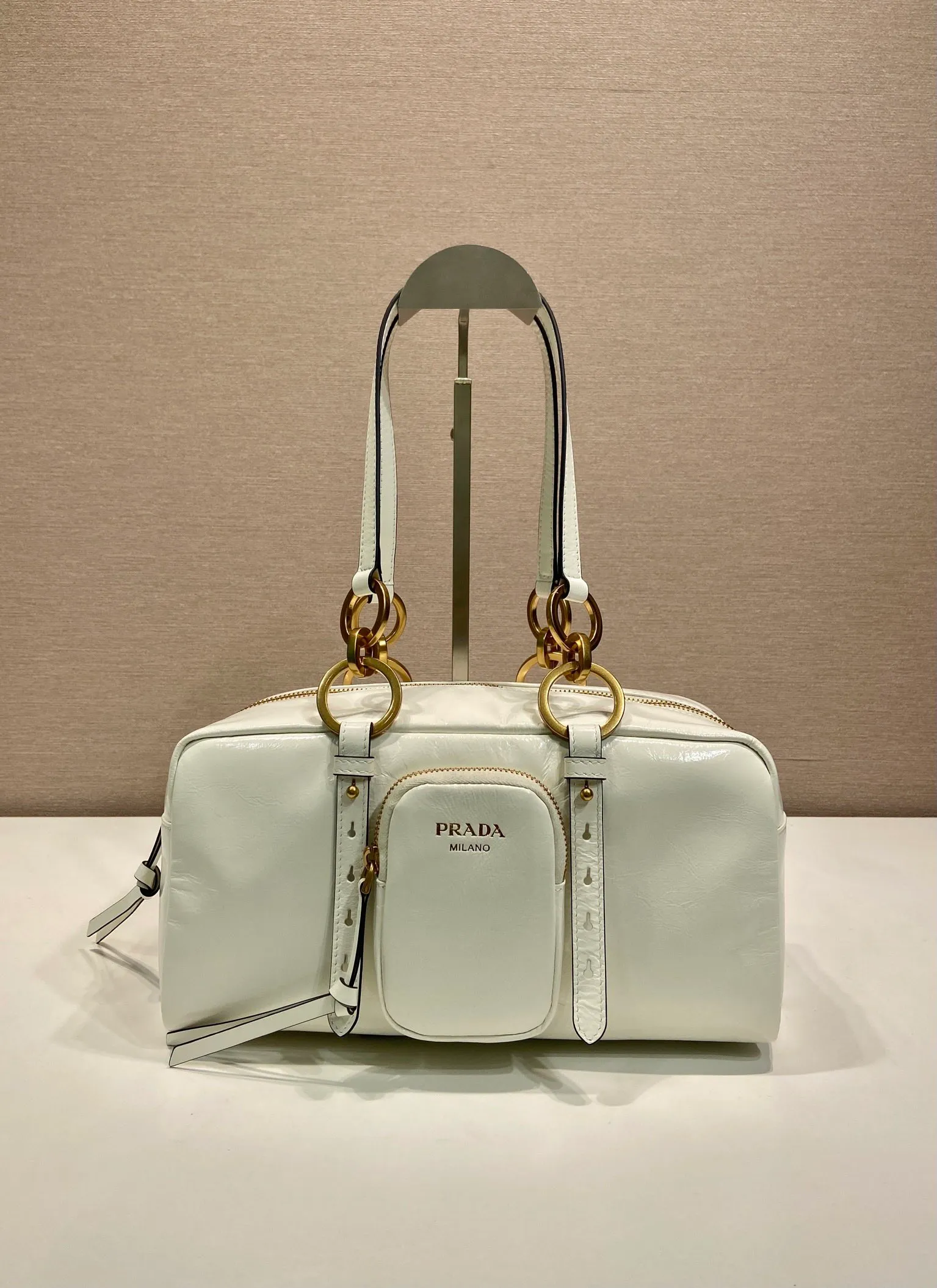💰1700🎉New oil wax leather🎉1BB138 large🎉🎉 This shoulder bag is reinterpreted with soft oil wax leather design, retro metal hardware and zipper pockets with archive elements, highlighting the retro charm. It can be carried on the shoulder or in the hand, has a large capacity, and the upper body effect is very fashionable and versatile. Another popular style that never goes out of style, beauties 😘 hurry up and get it🎉🎉 Length 30x height 14x base 13.5cm🎉🎉🎉💰💰💰
