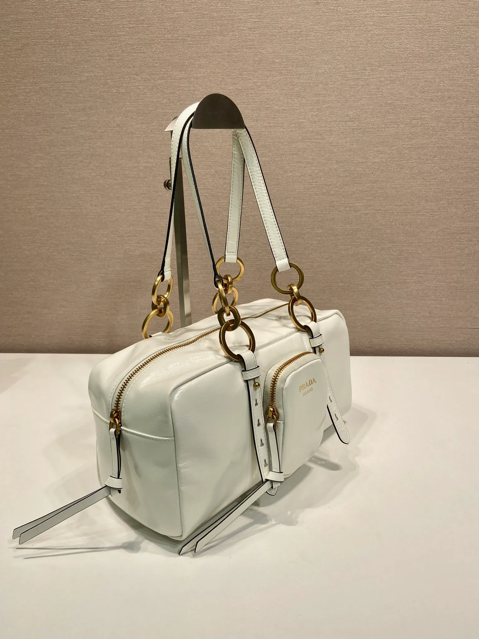 💰1700🎉New oil wax leather🎉1BB138 large🎉🎉 This shoulder bag is reinterpreted with soft oil wax leather design, retro metal hardware and zipper pockets with archive elements, highlighting the retro charm. It can be carried on the shoulder or in the hand, has a large capacity, and the upper body effect is very fashionable and versatile. Another popular style that never goes out of style, beauties 😘 hurry up and get it🎉🎉 Length 30x height 14x base 13.5cm🎉🎉🎉💰💰💰
