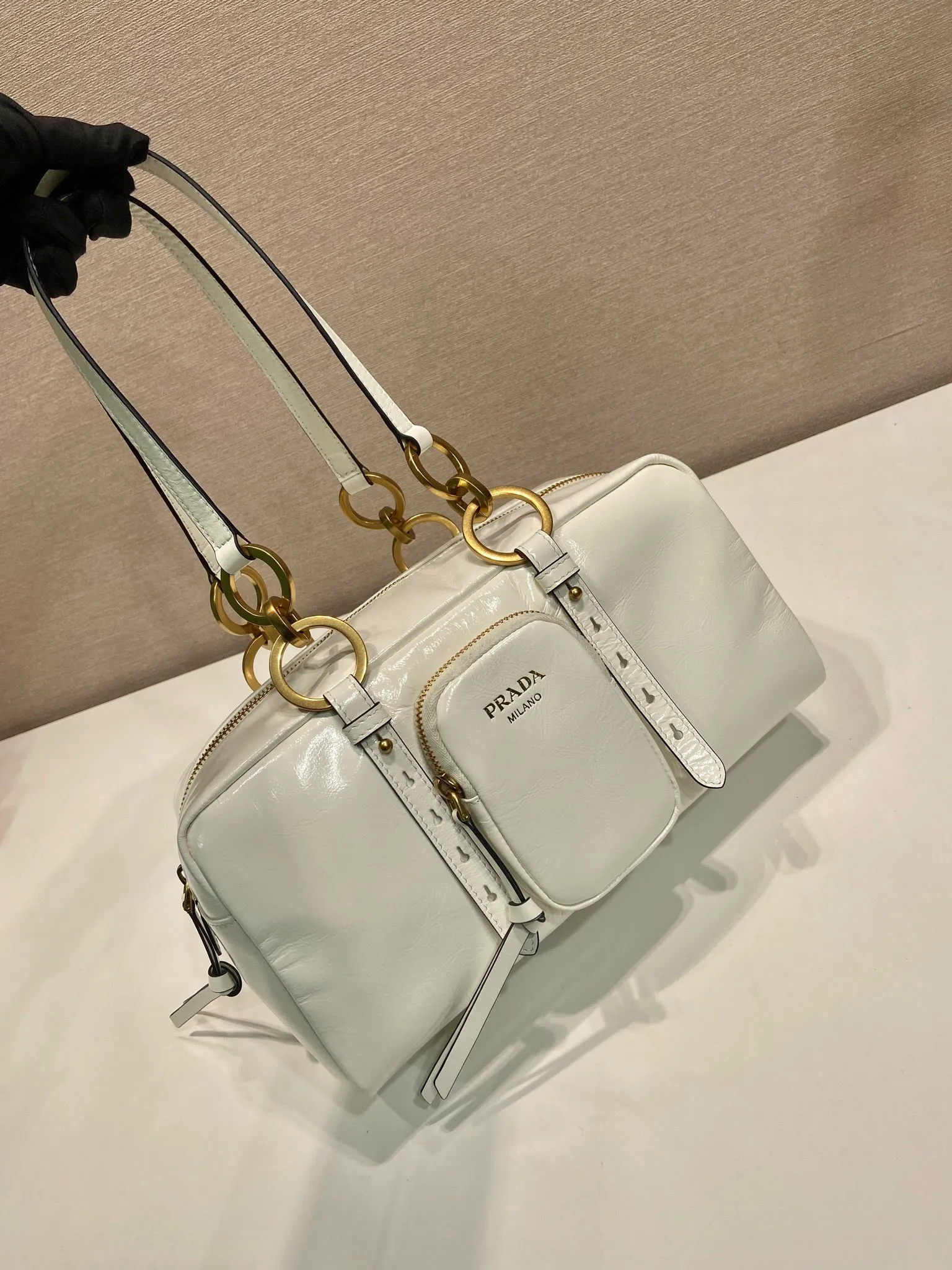💰1700🎉New oil wax leather🎉1BB138 large🎉🎉 This shoulder bag is reinterpreted with soft oil wax leather design, retro metal hardware and zipper pockets with archive elements, highlighting the retro charm. It can be carried on the shoulder or in the hand, has a large capacity, and the upper body effect is very fashionable and versatile. Another popular style that never goes out of style, beauties 😘 hurry up and get it🎉🎉 Length 30x height 14x base 13.5cm🎉🎉🎉💰💰💰