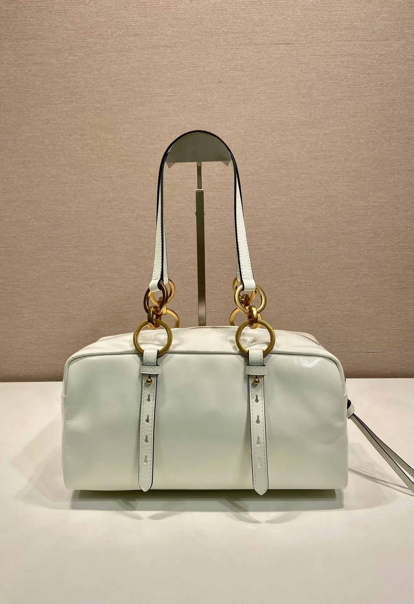 💰1700🎉New oil wax leather🎉1BB138 large🎉🎉 This shoulder bag is reinterpreted with soft oil wax leather design, retro metal hardware and zipper pockets with archive elements, highlighting the retro charm. It can be carried on the shoulder or in the hand, has a large capacity, and the upper body effect is very fashionable and versatile. Another popular style that never goes out of style, beauties 😘 hurry up and get it🎉🎉 Length 30x height 14x base 13.5cm🎉🎉🎉💰💰💰