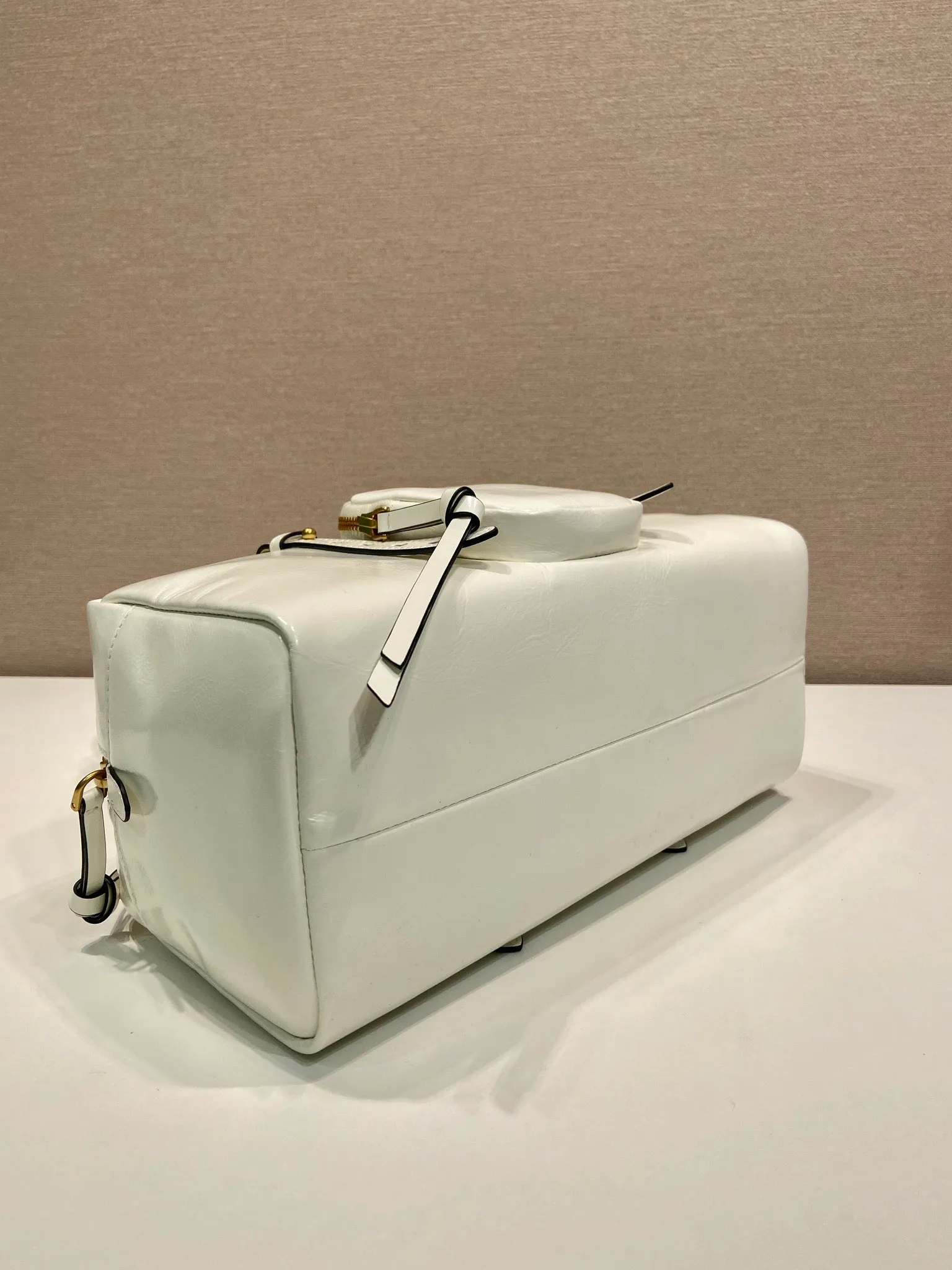 💰1700🎉New oil wax leather🎉1BB138 large🎉🎉 This shoulder bag is reinterpreted with soft oil wax leather design, retro metal hardware and zipper pockets with archive elements, highlighting the retro charm. It can be carried on the shoulder or in the hand, has a large capacity, and the upper body effect is very fashionable and versatile. Another popular style that never goes out of style, beauties 😘 hurry up and get it🎉🎉 Length 30x height 14x base 13.5cm🎉🎉🎉💰💰💰