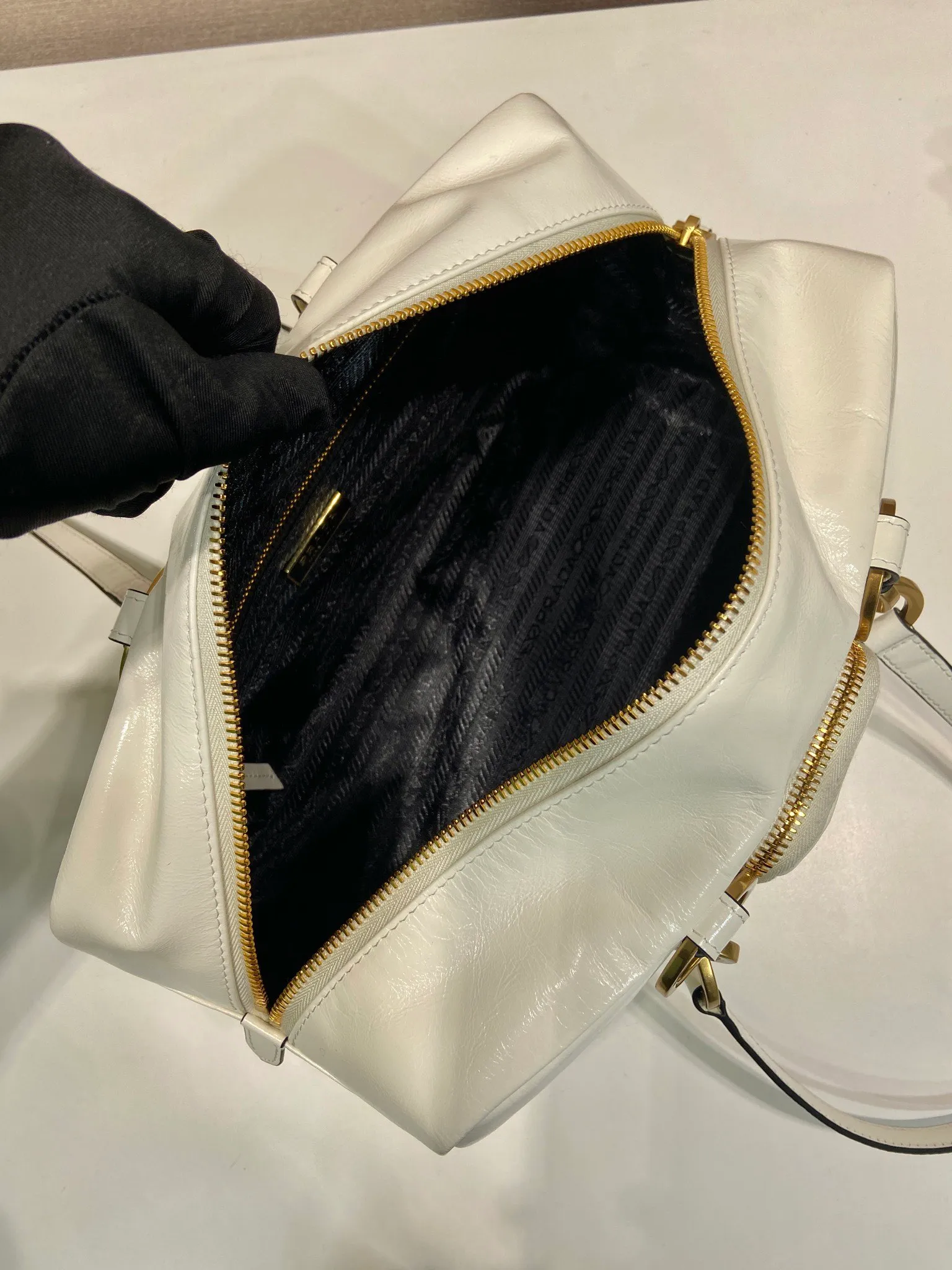 💰1700🎉New oil wax leather🎉1BB138 large🎉🎉 This shoulder bag is reinterpreted with soft oil wax leather design, retro metal hardware and zipper pockets with archive elements, highlighting the retro charm. It can be carried on the shoulder or in the hand, has a large capacity, and the upper body effect is very fashionable and versatile. Another popular style that never goes out of style, beauties 😘 hurry up and get it🎉🎉 Length 30x height 14x base 13.5cm🎉🎉🎉💰💰💰