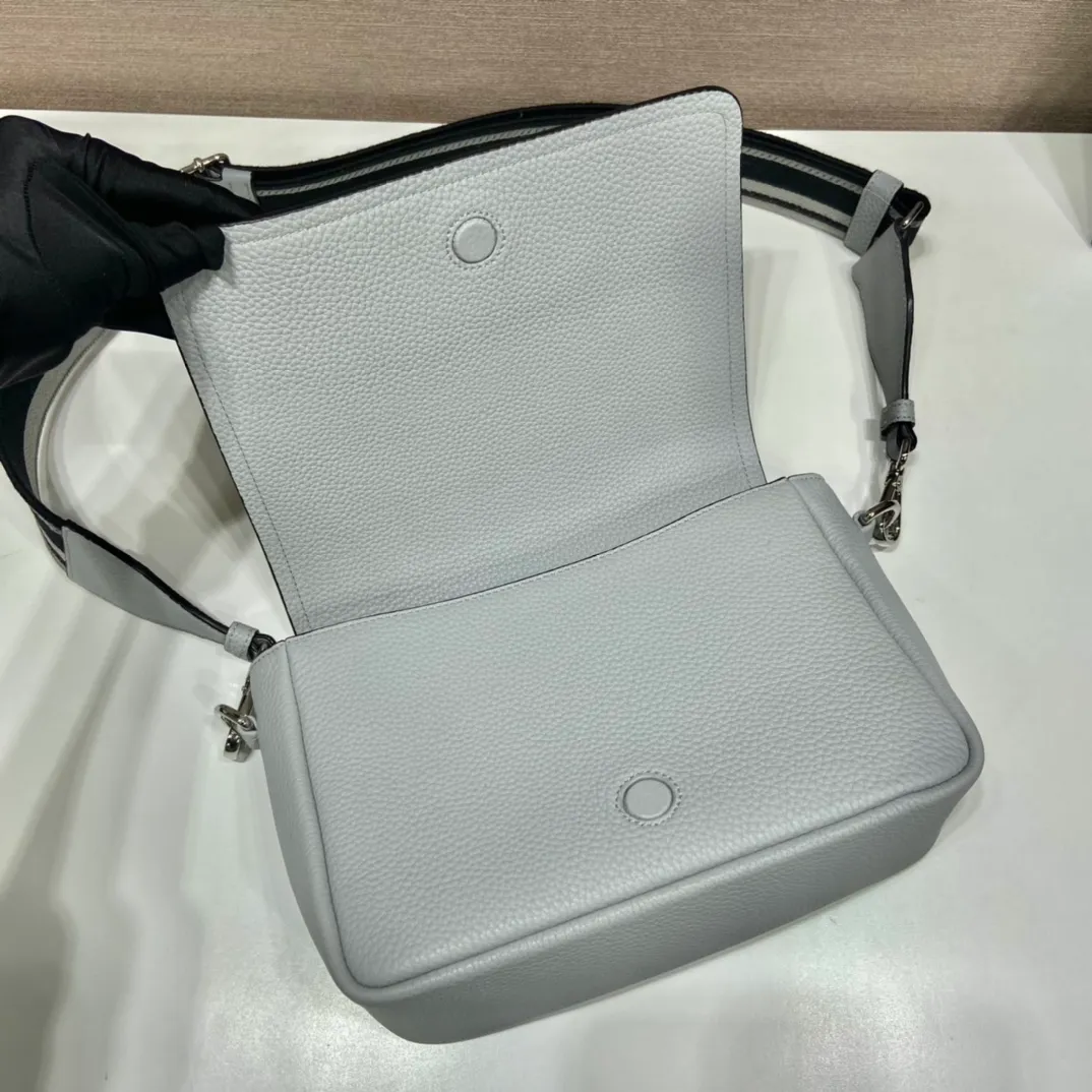 💰1800🎉New double shoulder straps🎉1BD314 double shoulder straps🎉 This double shoulder strap is made of imported deerskin grain cowhide and equipped with two interchangeable and adjustable long shoulder straps. The combination of fabric webbing and cowhide is perfect😘, versatile for mixing and matching different clothes on different occasions😘, large capacity, super soft feel🎉Hurry up and get it🎉 Length 23x height 18x ​​base 9cm🎉🎉🎉