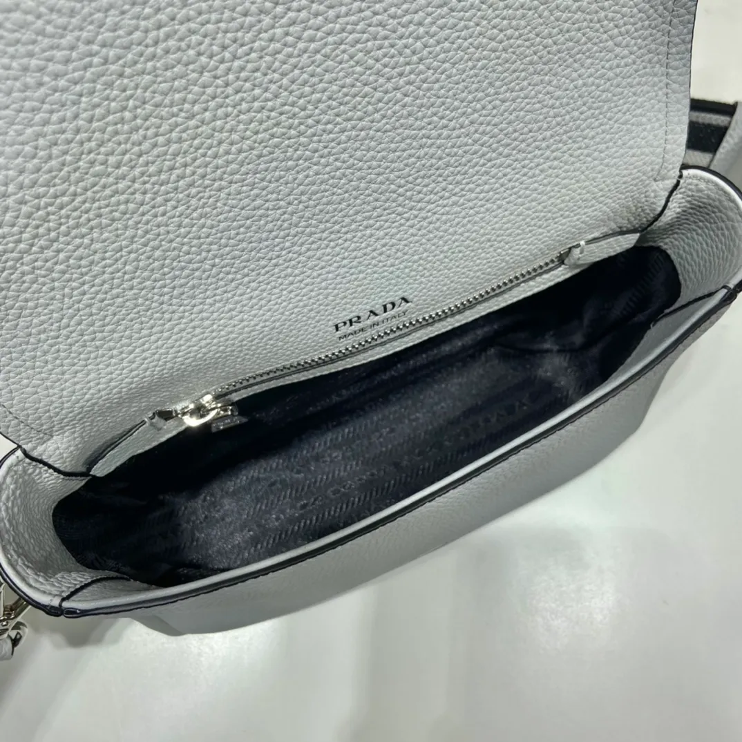 💰1800🎉New double shoulder straps🎉1BD314 double shoulder straps🎉 This double shoulder strap is made of imported deerskin grain cowhide and equipped with two interchangeable and adjustable long shoulder straps. The combination of fabric webbing and cowhide is perfect😘, versatile for mixing and matching different clothes on different occasions😘, large capacity, super soft feel🎉Hurry up and get it🎉 Length 23x height 18x ​​base 9cm🎉🎉🎉