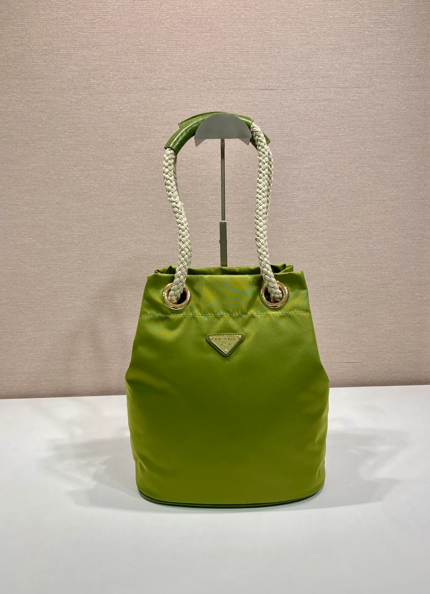 💰1120🎉New Bucket Bag🎉1BE082 Catwalk Style🎉🎉 This Re-Nylon handbag is designed with nylon fabric and calfskin. Unique combinations add a charming touch. The sliding rope handle highlights the versatility of this bag, making it easy to carry by hand or shoulder/crossbody, and features top-quality hardware. It has a large capacity and is very casual and fashionable. It is also a popular style that will never go out of style. Baby, hurry up and get it🎉🎉 Length 23.5x Height 28x Bottom 16.5cm🎉🎉