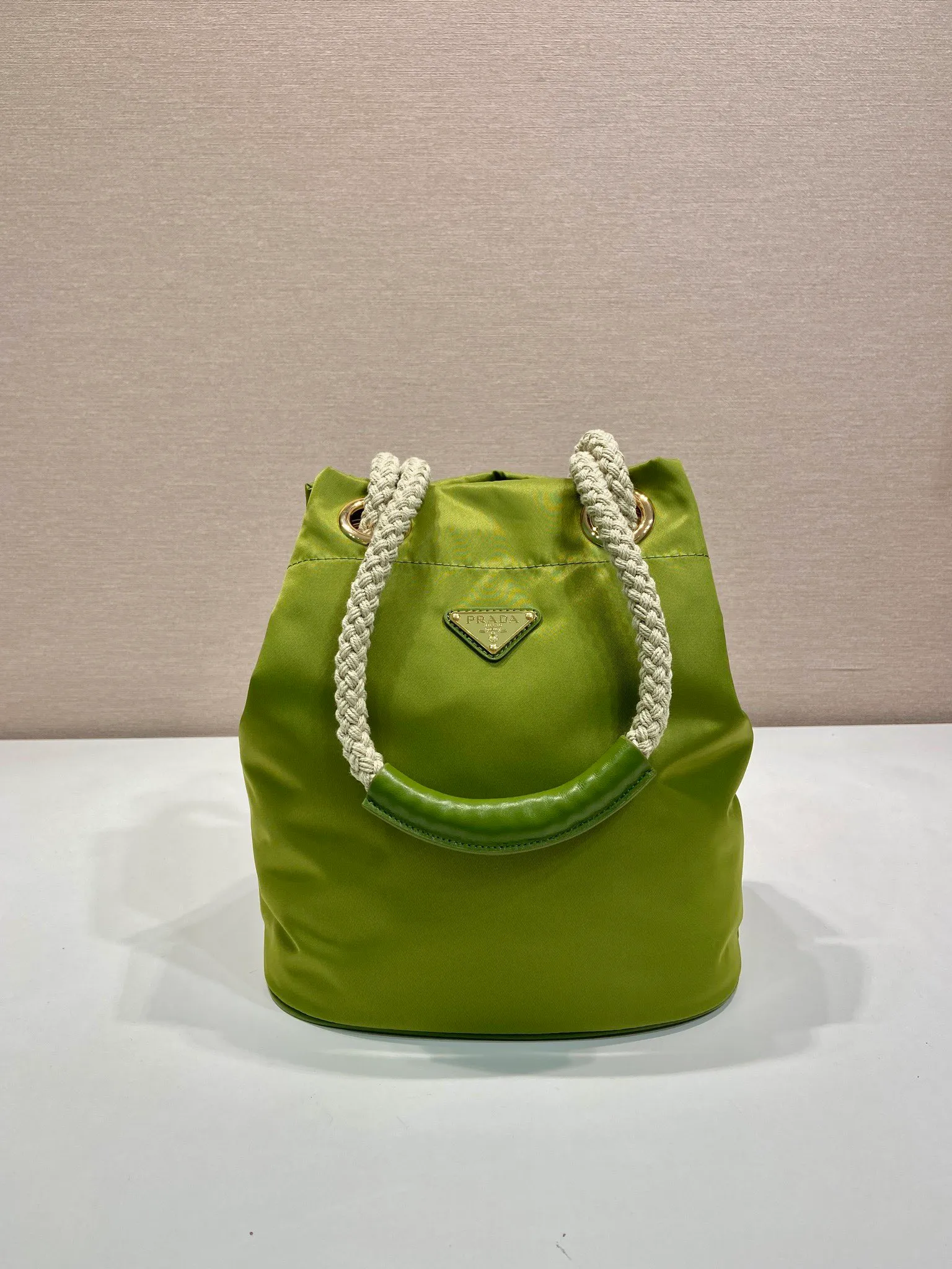 💰1120🎉New Bucket Bag🎉1BE082 Catwalk Style🎉🎉 This Re-Nylon handbag is designed with nylon fabric and calfskin. Unique combinations add a charming touch. The sliding rope handle highlights the versatility of this bag, making it easy to carry by hand or shoulder/crossbody, and features top-quality hardware. It has a large capacity and is very casual and fashionable. It is also a popular style that will never go out of style. Baby, hurry up and get it🎉🎉 Length 23.5x Height 28x Bottom 16.5cm🎉🎉