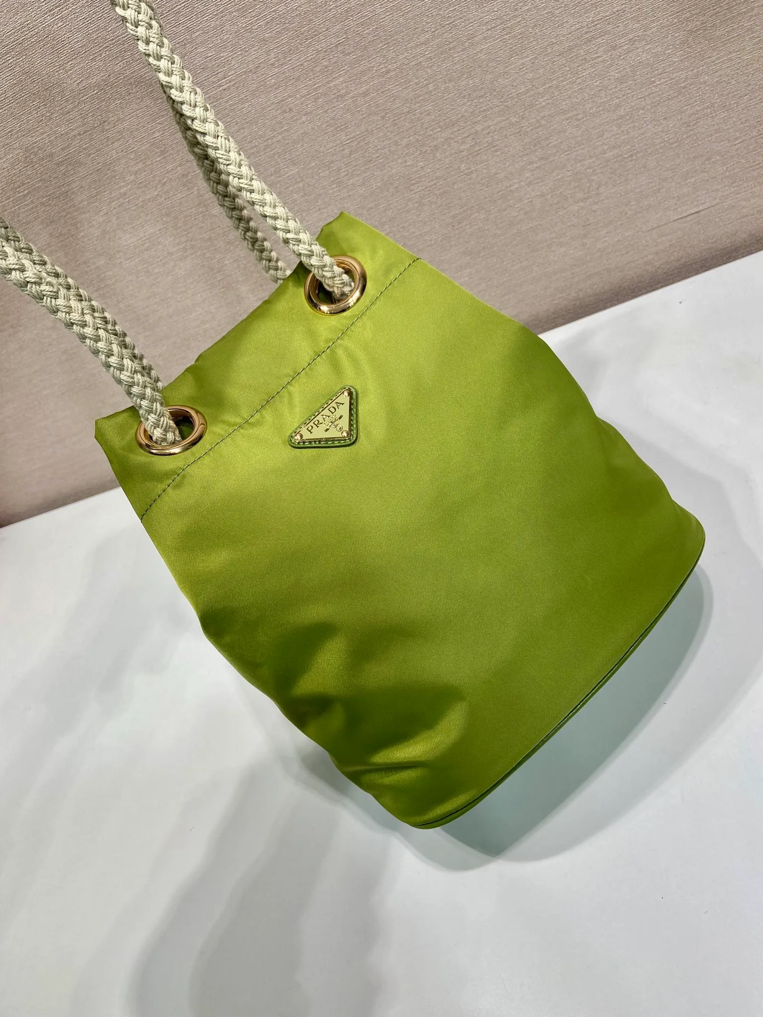 💰1120🎉New Bucket Bag🎉1BE082 Catwalk Style🎉🎉 This Re-Nylon handbag is designed with nylon fabric and calfskin. Unique combinations add a charming touch. The sliding rope handle highlights the versatility of this bag, making it easy to carry by hand or shoulder/crossbody, and features top-quality hardware. It has a large capacity and is very casual and fashionable. It is also a popular style that will never go out of style. Baby, hurry up and get it🎉🎉 Length 23.5x Height 28x Bottom 16.5cm🎉🎉