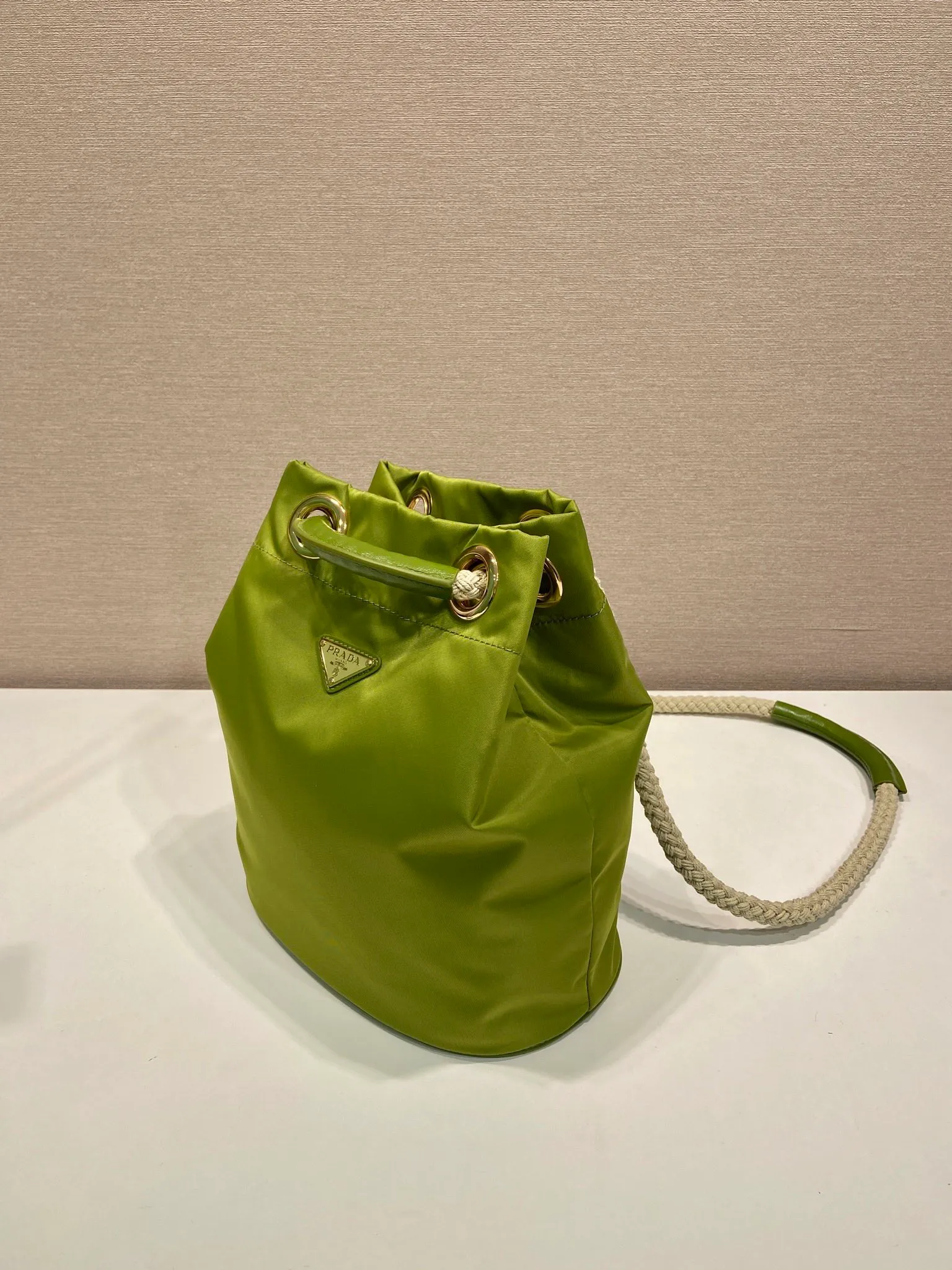 💰1120🎉New Bucket Bag🎉1BE082 Catwalk Style🎉🎉 This Re-Nylon handbag is designed with nylon fabric and calfskin. Unique combinations add a charming touch. The sliding rope handle highlights the versatility of this bag, making it easy to carry by hand or shoulder/crossbody, and features top-quality hardware. It has a large capacity and is very casual and fashionable. It is also a popular style that will never go out of style. Baby, hurry up and get it🎉🎉 Length 23.5x Height 28x Bottom 16.5cm🎉🎉