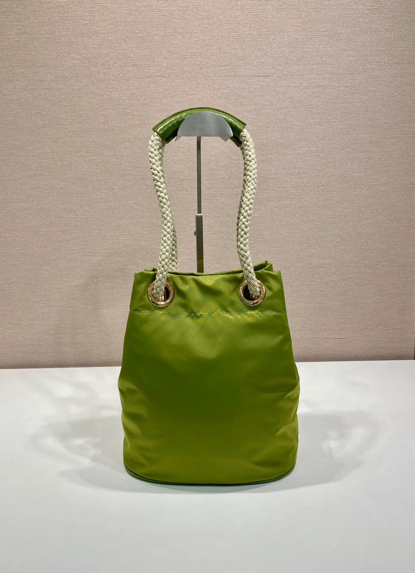 💰1120🎉New Bucket Bag🎉1BE082 Catwalk Style🎉🎉 This Re-Nylon handbag is designed with nylon fabric and calfskin. Unique combinations add a charming touch. The sliding rope handle highlights the versatility of this bag, making it easy to carry by hand or shoulder/crossbody, and features top-quality hardware. It has a large capacity and is very casual and fashionable. It is also a popular style that will never go out of style. Baby, hurry up and get it🎉🎉 Length 23.5x Height 28x Bottom 16.5cm🎉🎉
