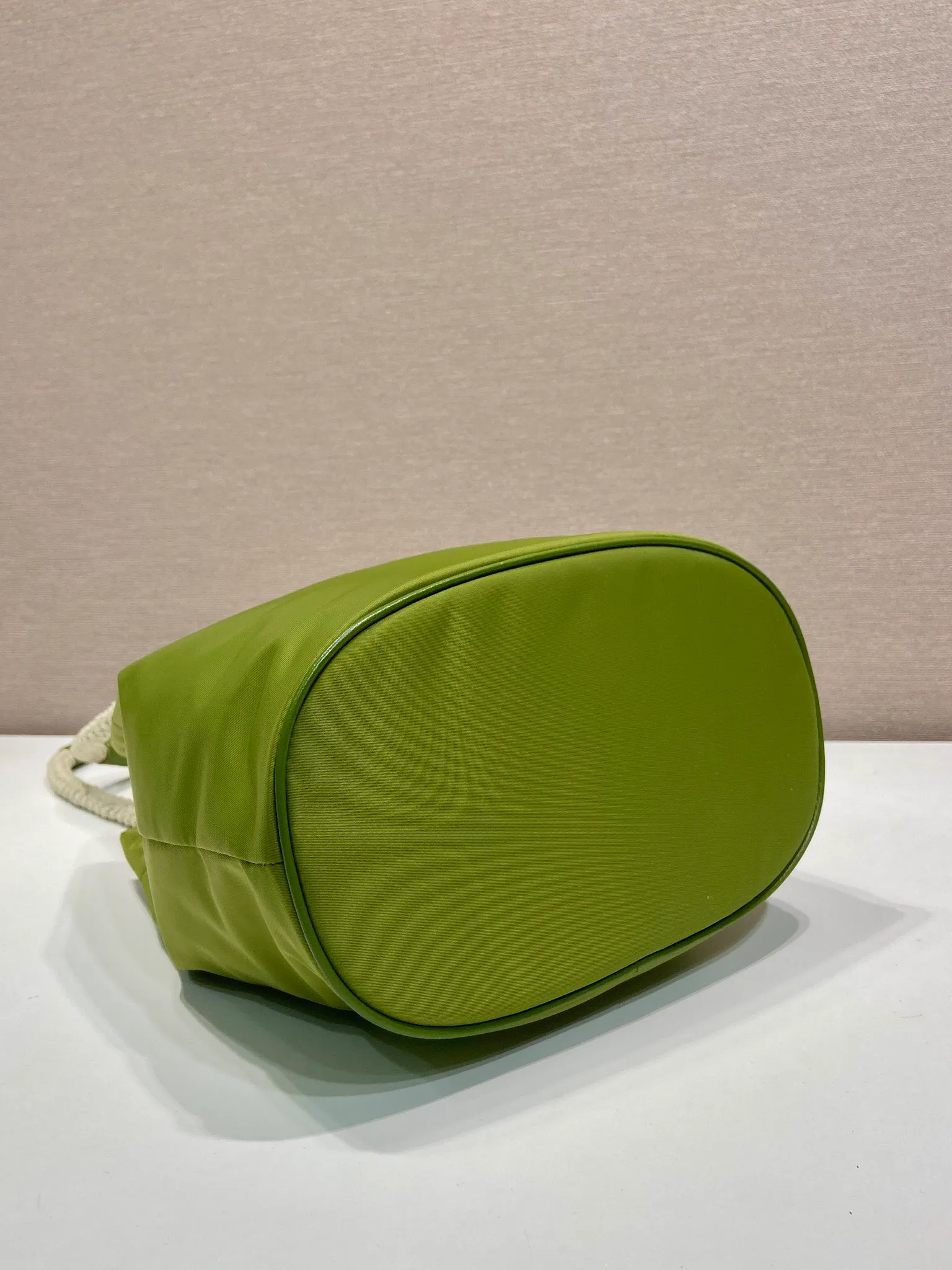 💰1120🎉New Bucket Bag🎉1BE082 Catwalk Style🎉🎉 This Re-Nylon handbag is designed with nylon fabric and calfskin. Unique combinations add a charming touch. The sliding rope handle highlights the versatility of this bag, making it easy to carry by hand or shoulder/crossbody, and features top-quality hardware. It has a large capacity and is very casual and fashionable. It is also a popular style that will never go out of style. Baby, hurry up and get it🎉🎉 Length 23.5x Height 28x Bottom 16.5cm🎉🎉