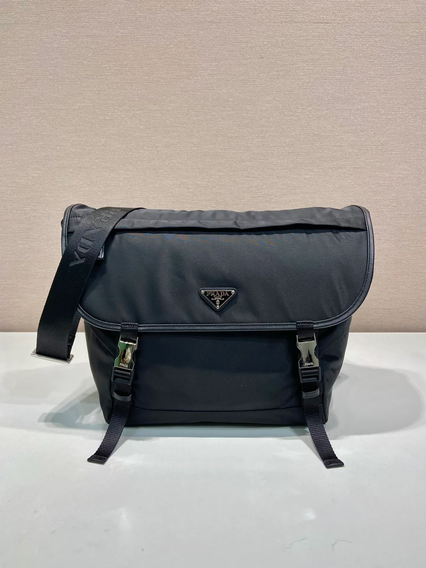 💰1320🎉New messenger bag🎉🎉2VD052A large size🎉🎉 This messenger bag is designed with Re-Nylon recycled nylon fabric, with contrasting calfskin, flap and snap closure, three external zipper pockets, internal zipper pocket and patch pocket. It has a large capacity and is a hit that will never go out of style. Handsome guys, hurry up and get in🎉🎉 Length 30x Height 27.5x Bottom 14.5cm🎉🎉🎉🍊🍊🍊