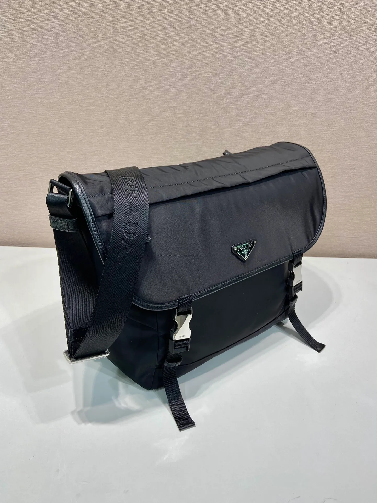 💰1320🎉New messenger bag🎉🎉2VD052A large size🎉🎉 This messenger bag is designed with Re-Nylon recycled nylon fabric, with contrasting calfskin, flap and snap closure, three external zipper pockets, internal zipper pocket and patch pocket. It has a large capacity and is a hit that will never go out of style. Handsome guys, hurry up and get in🎉🎉 Length 30x Height 27.5x Bottom 14.5cm🎉🎉🎉🍊🍊🍊