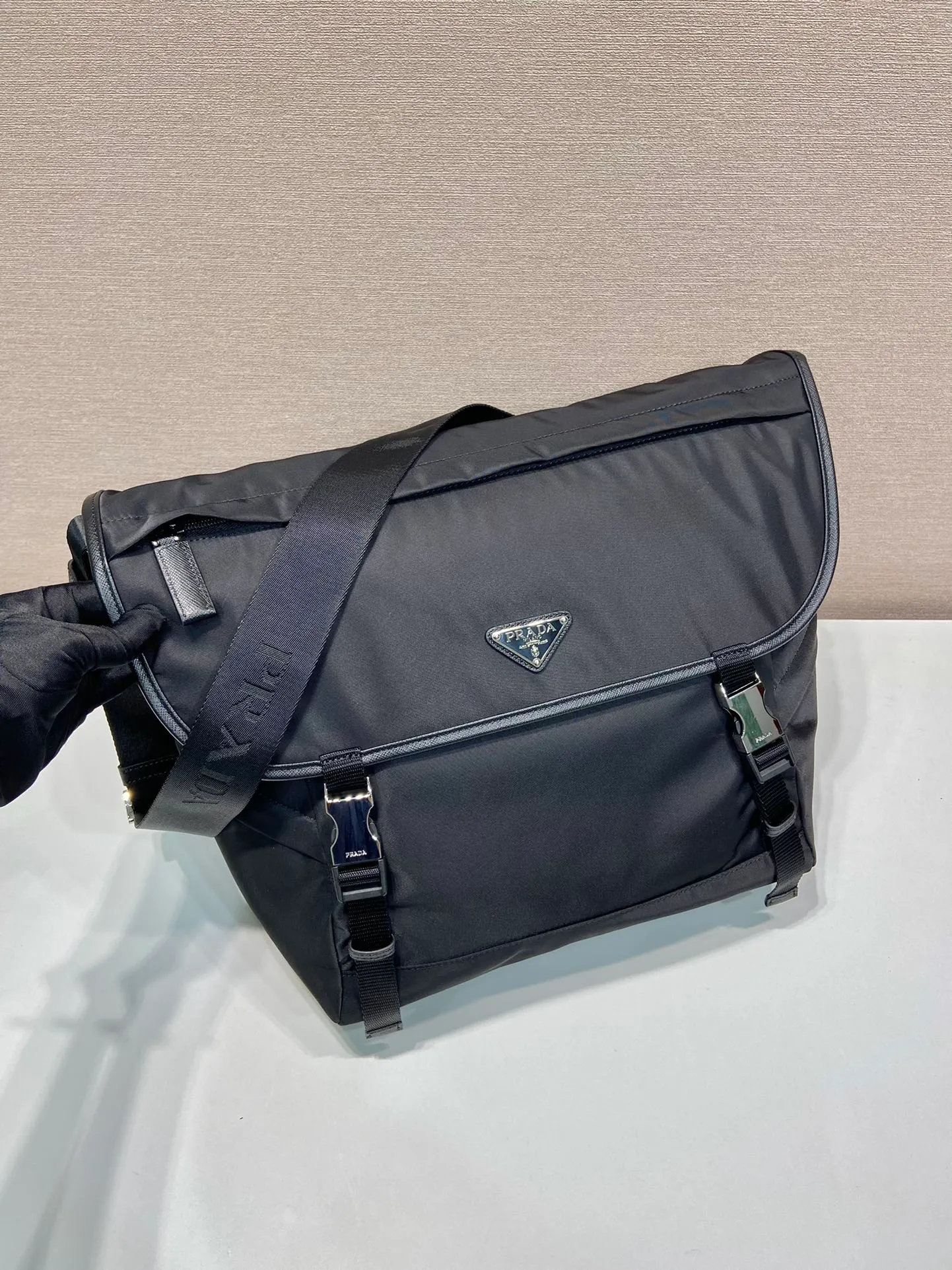 💰1320🎉New messenger bag🎉🎉2VD052A large size🎉🎉 This messenger bag is designed with Re-Nylon recycled nylon fabric, with contrasting calfskin, flap and snap closure, three external zipper pockets, internal zipper pocket and patch pocket. It has a large capacity and is a hit that will never go out of style. Handsome guys, hurry up and get in🎉🎉 Length 30x Height 27.5x Bottom 14.5cm🎉🎉🎉🍊🍊🍊