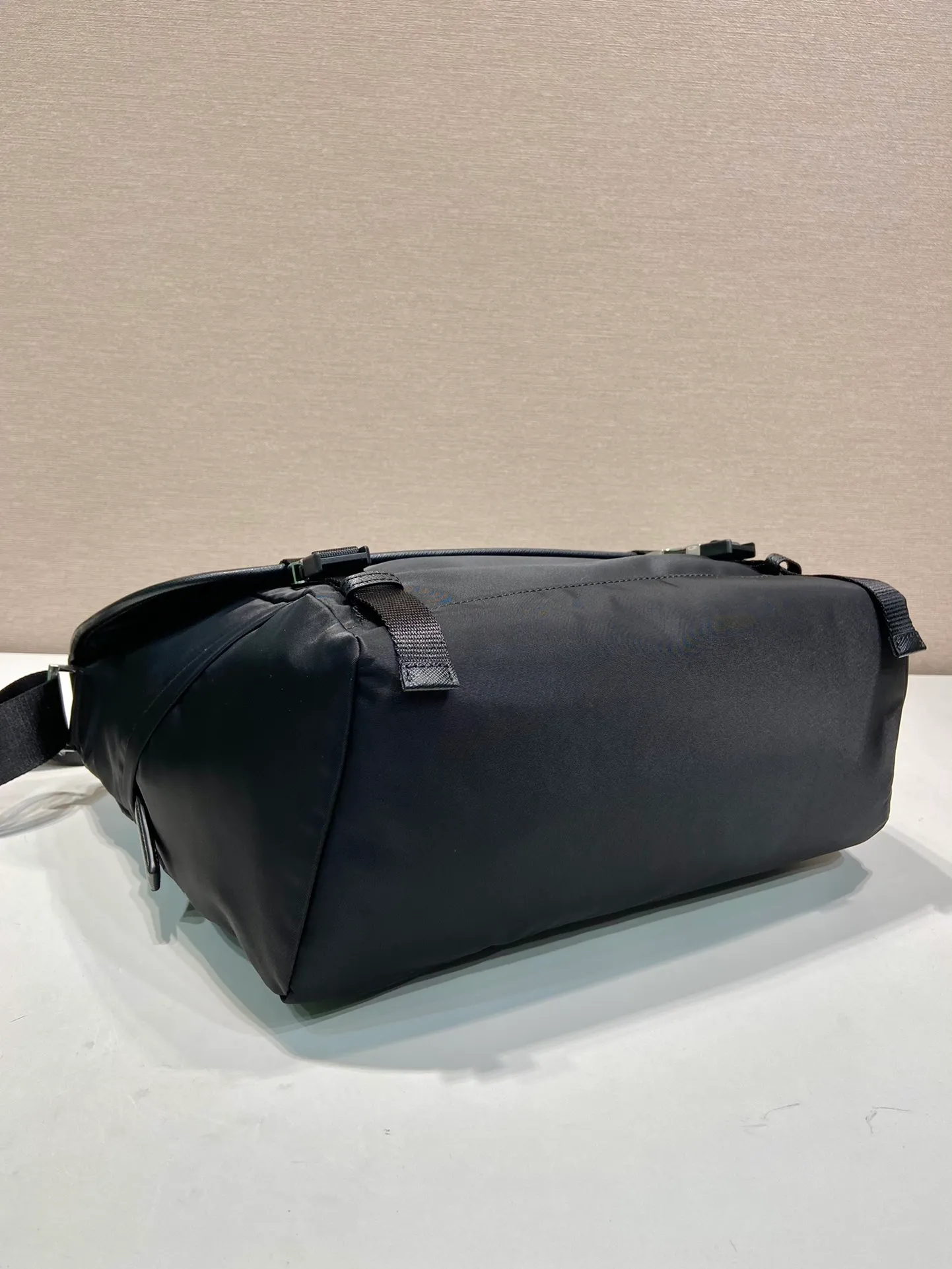 💰1320🎉New messenger bag🎉🎉2VD052A large size🎉🎉 This messenger bag is designed with Re-Nylon recycled nylon fabric, with contrasting calfskin, flap and snap closure, three external zipper pockets, internal zipper pocket and patch pocket. It has a large capacity and is a hit that will never go out of style. Handsome guys, hurry up and get in🎉🎉 Length 30x Height 27.5x Bottom 14.5cm🎉🎉🎉🍊🍊🍊