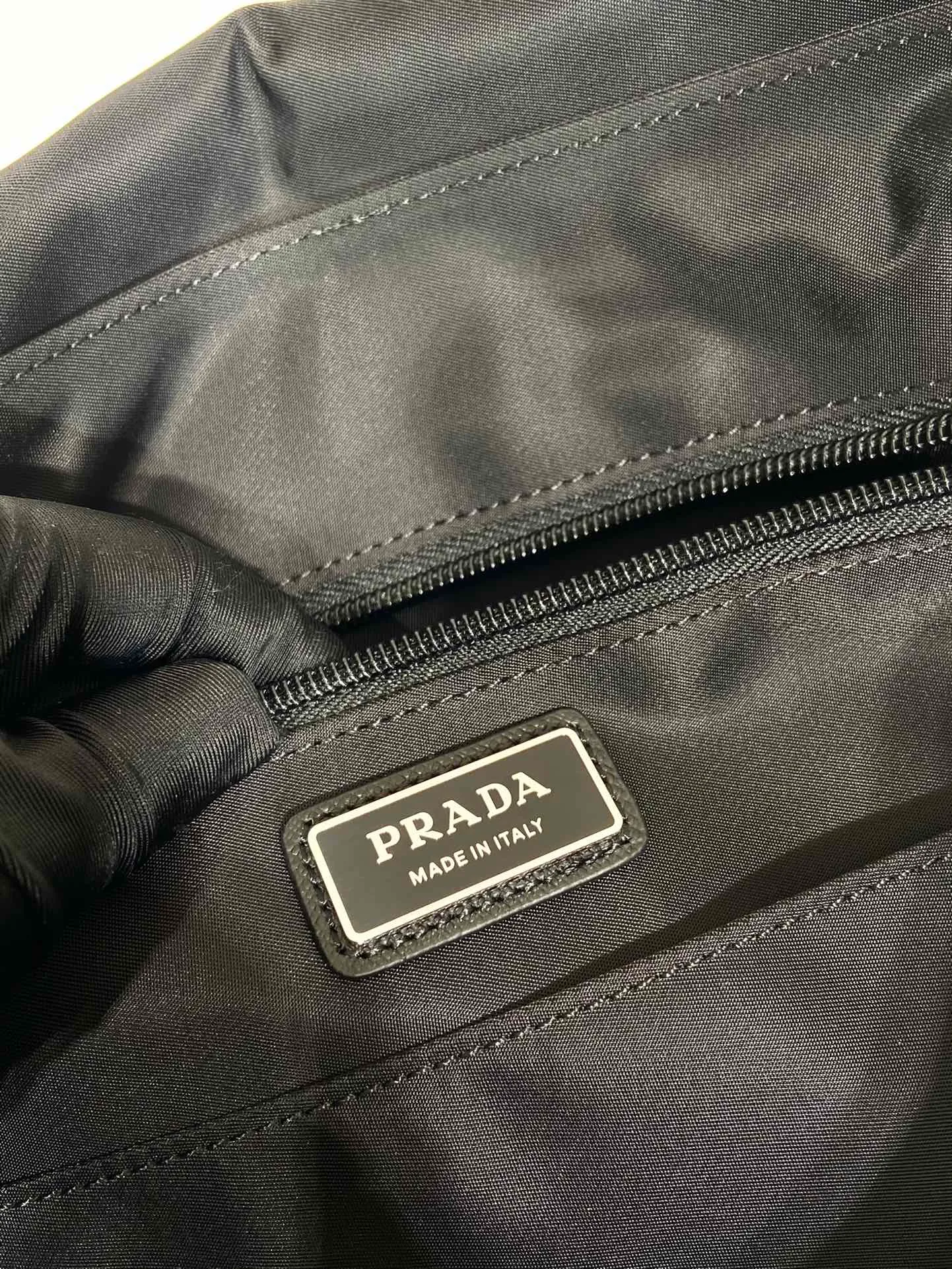💰1320🎉New messenger bag🎉🎉2VD052A large size🎉🎉 This messenger bag is designed with Re-Nylon recycled nylon fabric, with contrasting calfskin, flap and snap closure, three external zipper pockets, internal zipper pocket and patch pocket. It has a large capacity and is a hit that will never go out of style. Handsome guys, hurry up and get in🎉🎉 Length 30x Height 27.5x Bottom 14.5cm🎉🎉🎉🍊🍊🍊